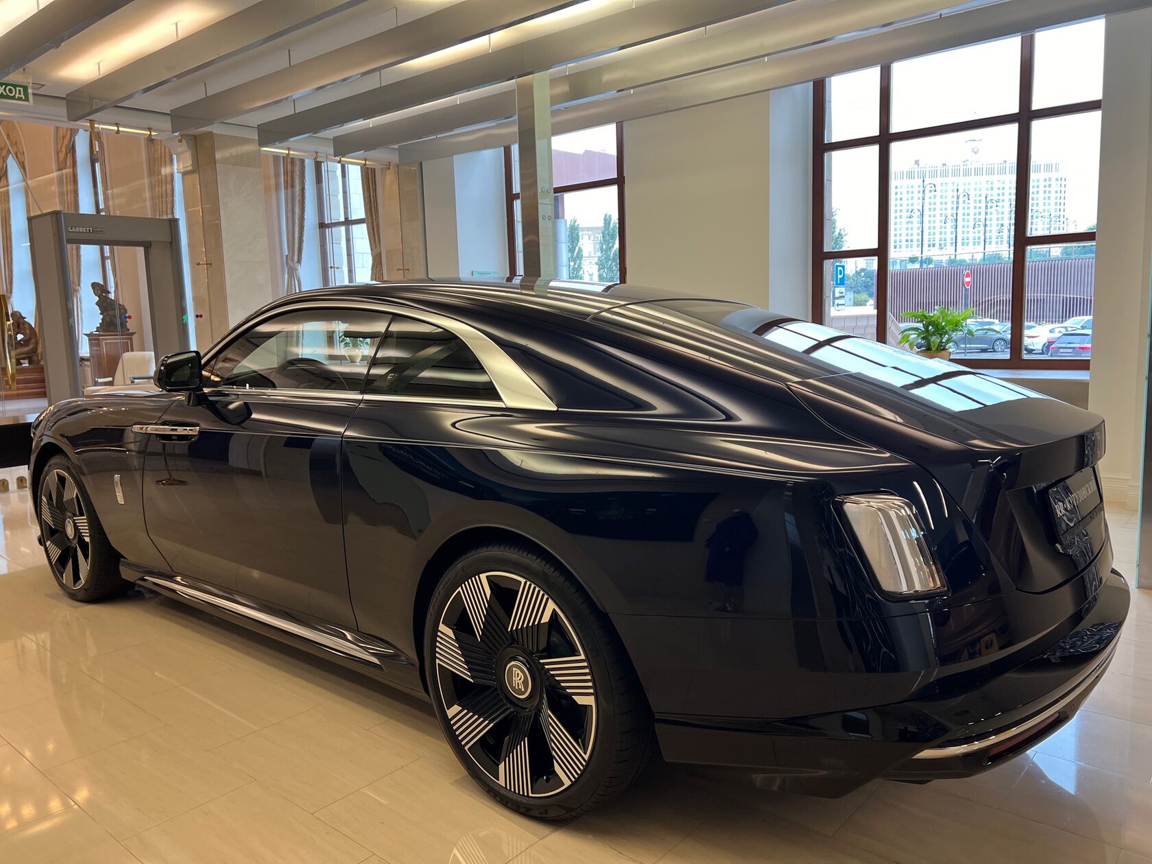 Rolls-Royce Spectre  <br>Midnight Sapphire 