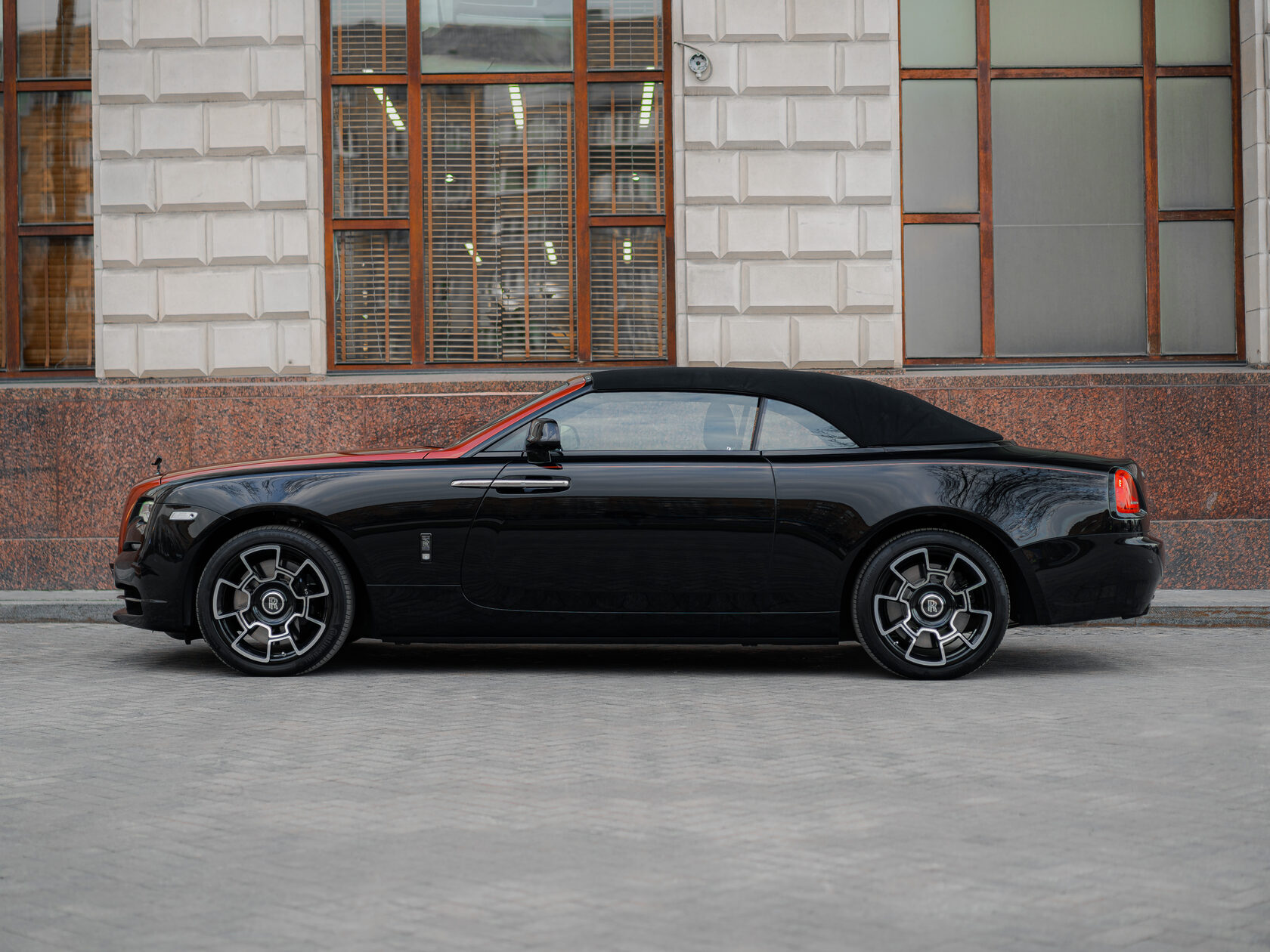 Rolls-Royce Black Badge Adamas  <br>Чёрный/Красный