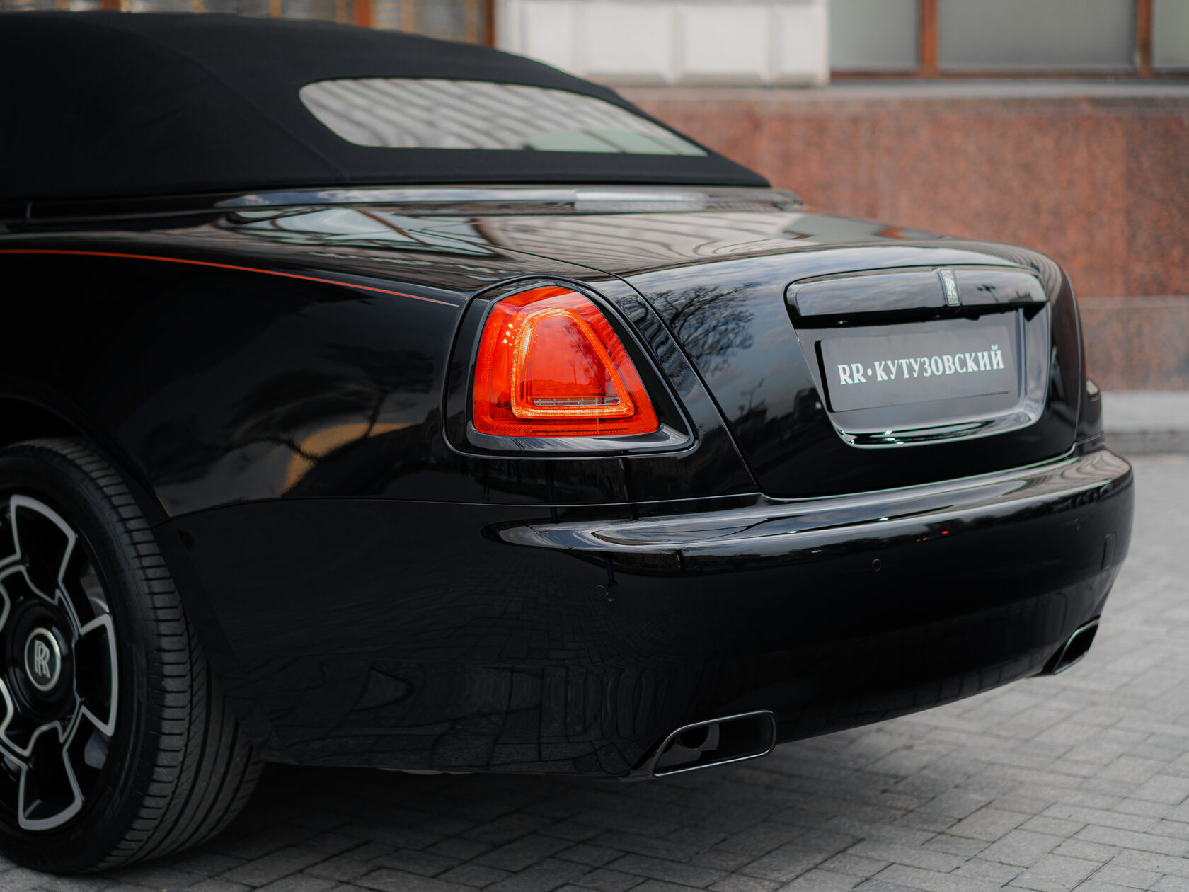 Rolls-Royce Black Badge Adamas  <br>Чёрный/Красный