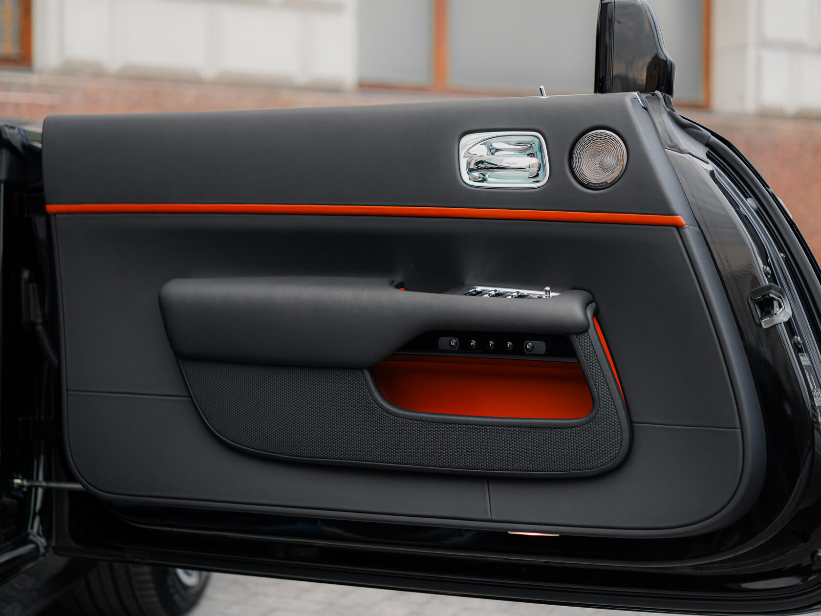 Rolls-Royce Black Badge Adamas  <br>Чёрный/Красный