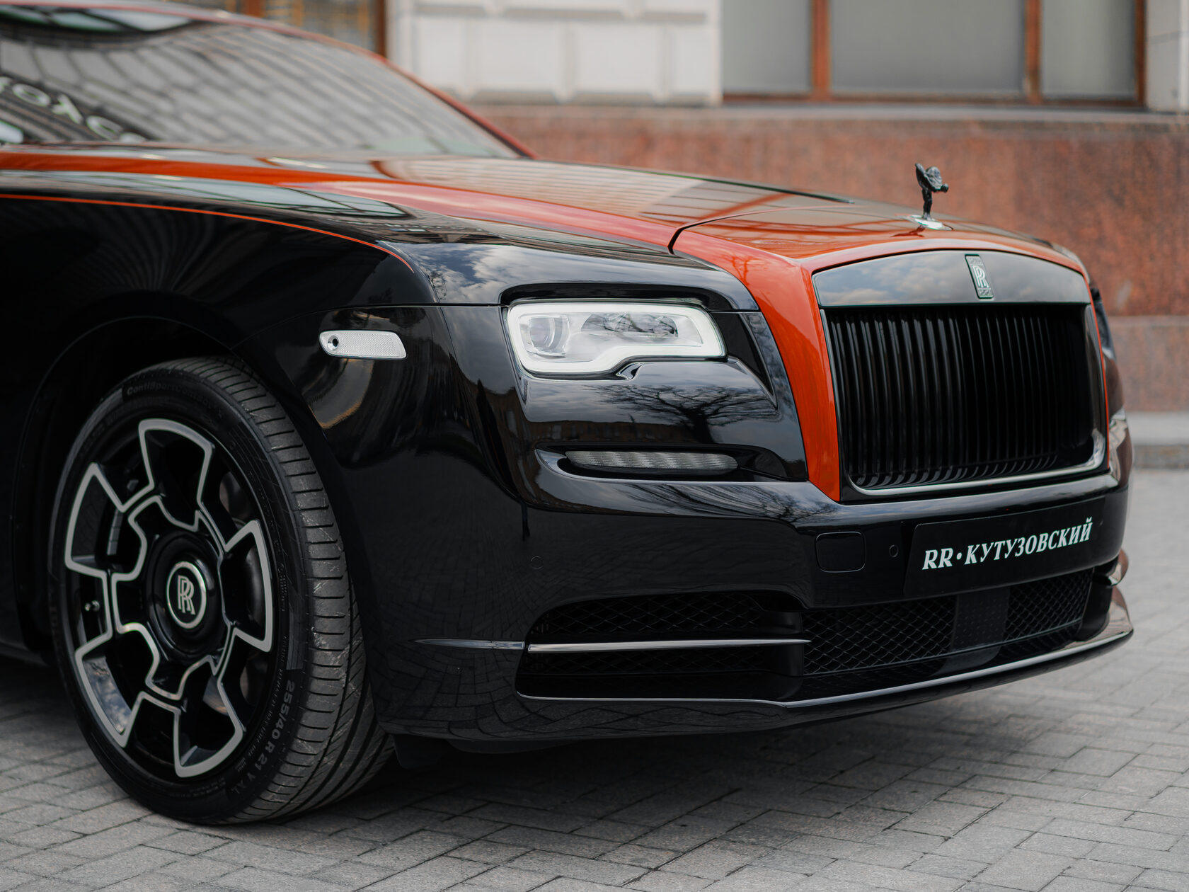 Rolls-Royce Black Badge Adamas  <br>Чёрный/Красный