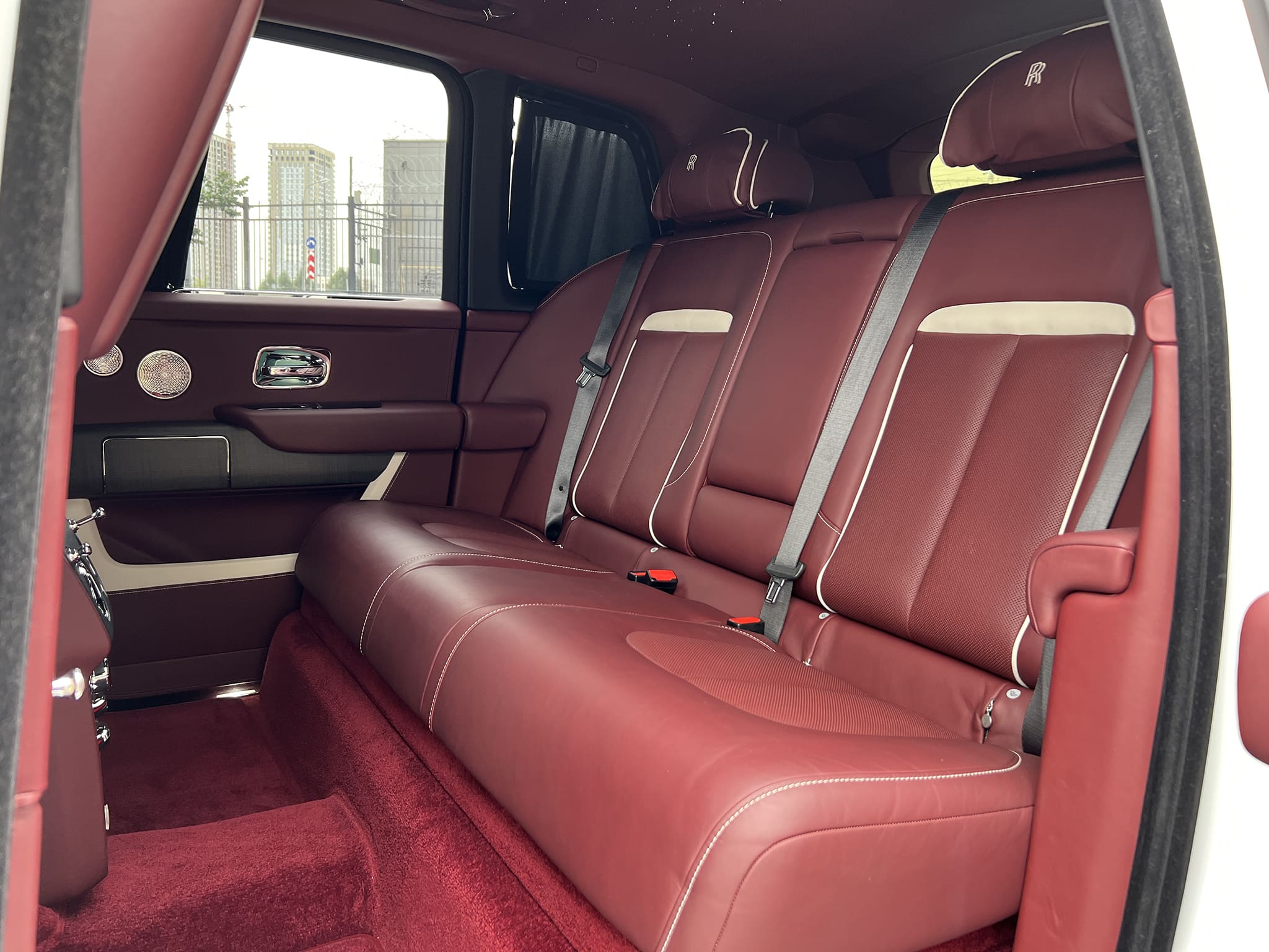 Rolls-Royce Cullinan 2019 год <br>Arctic White / Белый металлик