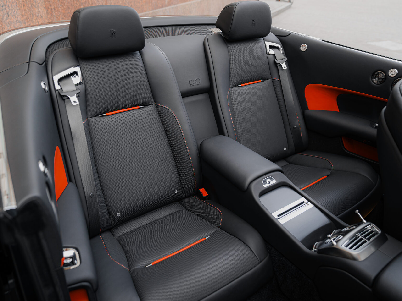 Rolls-Royce Black Badge Adamas  <br>Чёрный/Красный