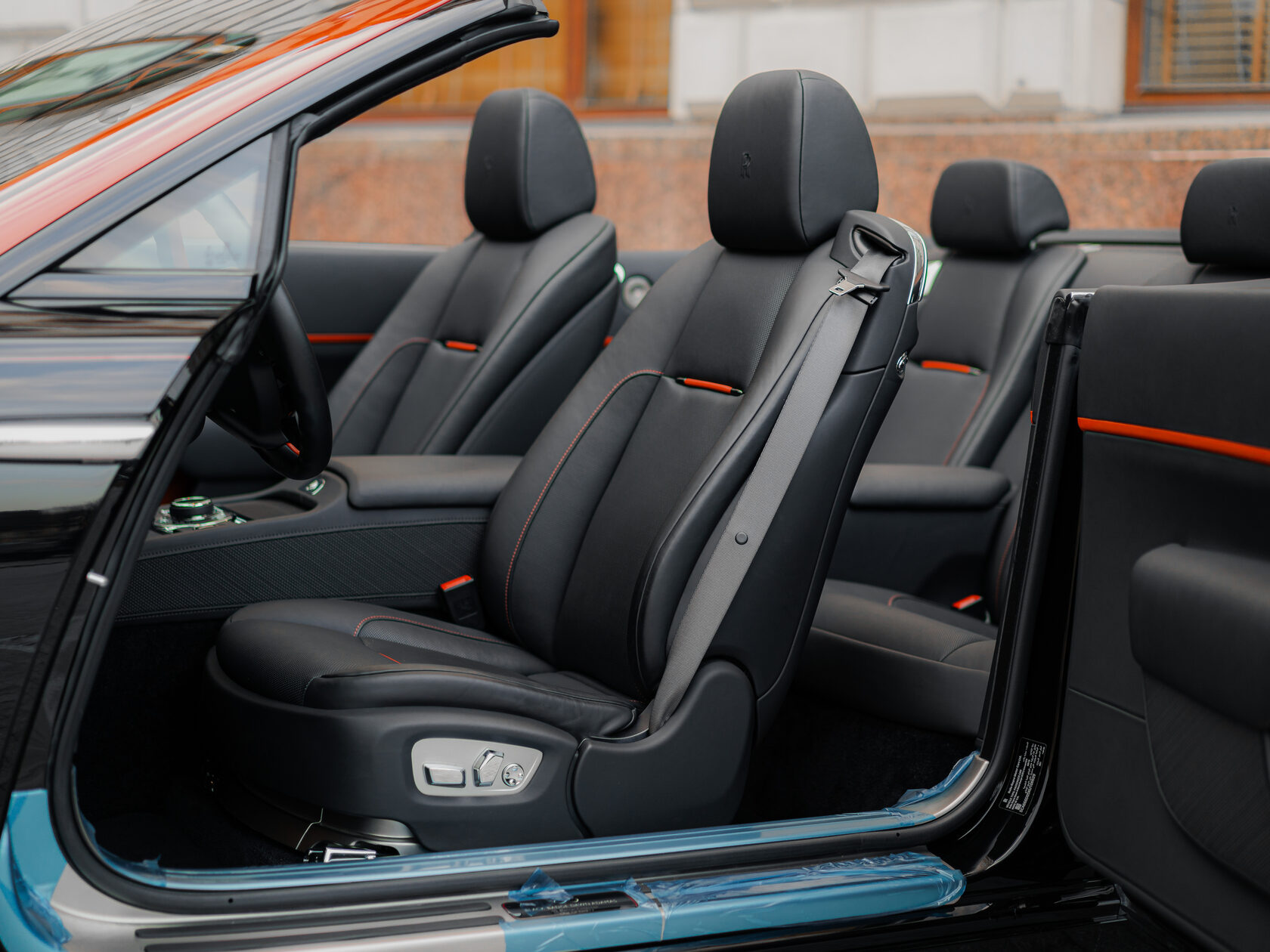 Rolls-Royce Black Badge Adamas  <br>Чёрный/Красный