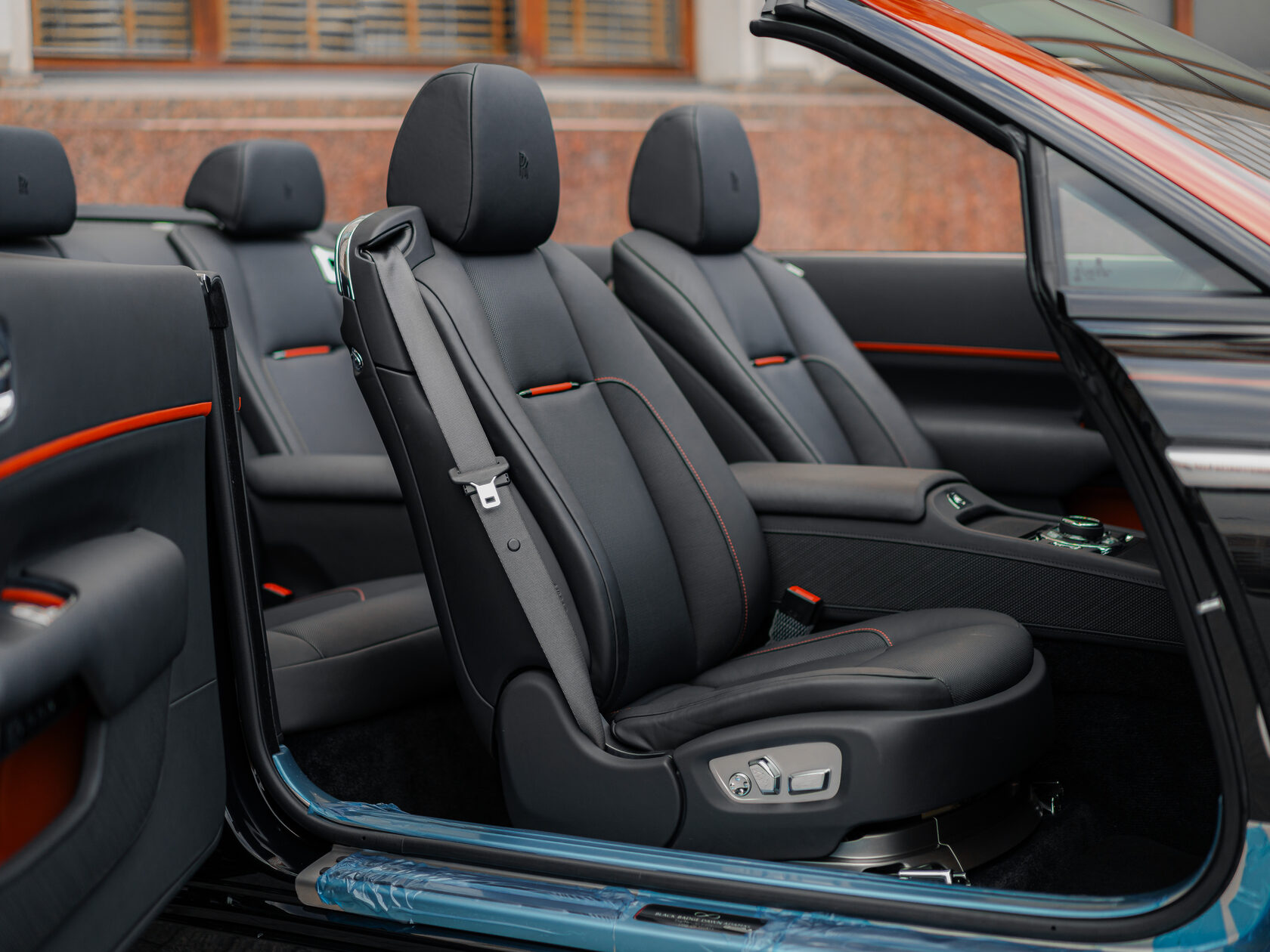 Rolls-Royce Black Badge Adamas  <br>Чёрный/Красный