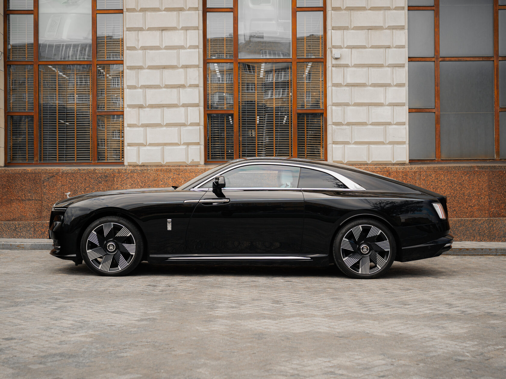 Rolls-Royce Spectre  <br>Black Diamond/ Черный