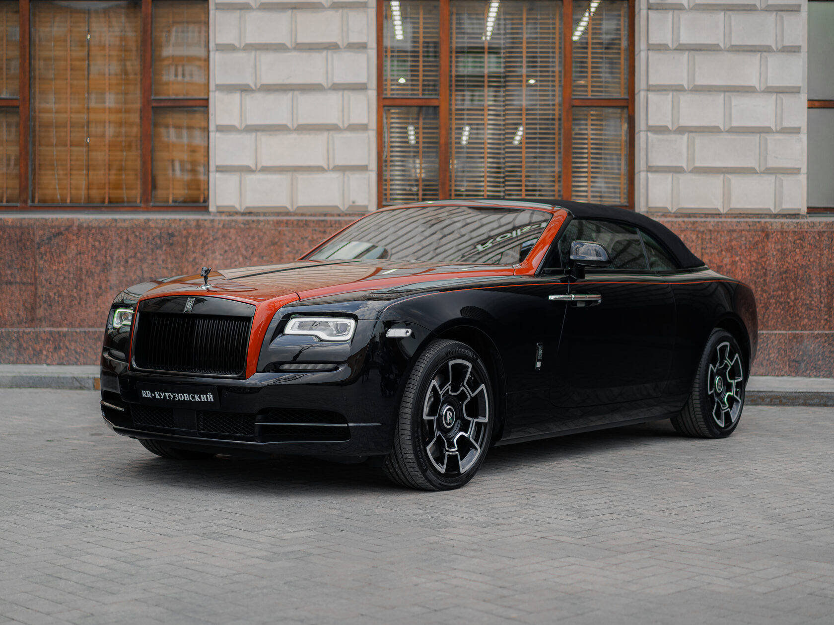Rolls-Royce Black Badge Adamas  <br>Чёрный/Красный