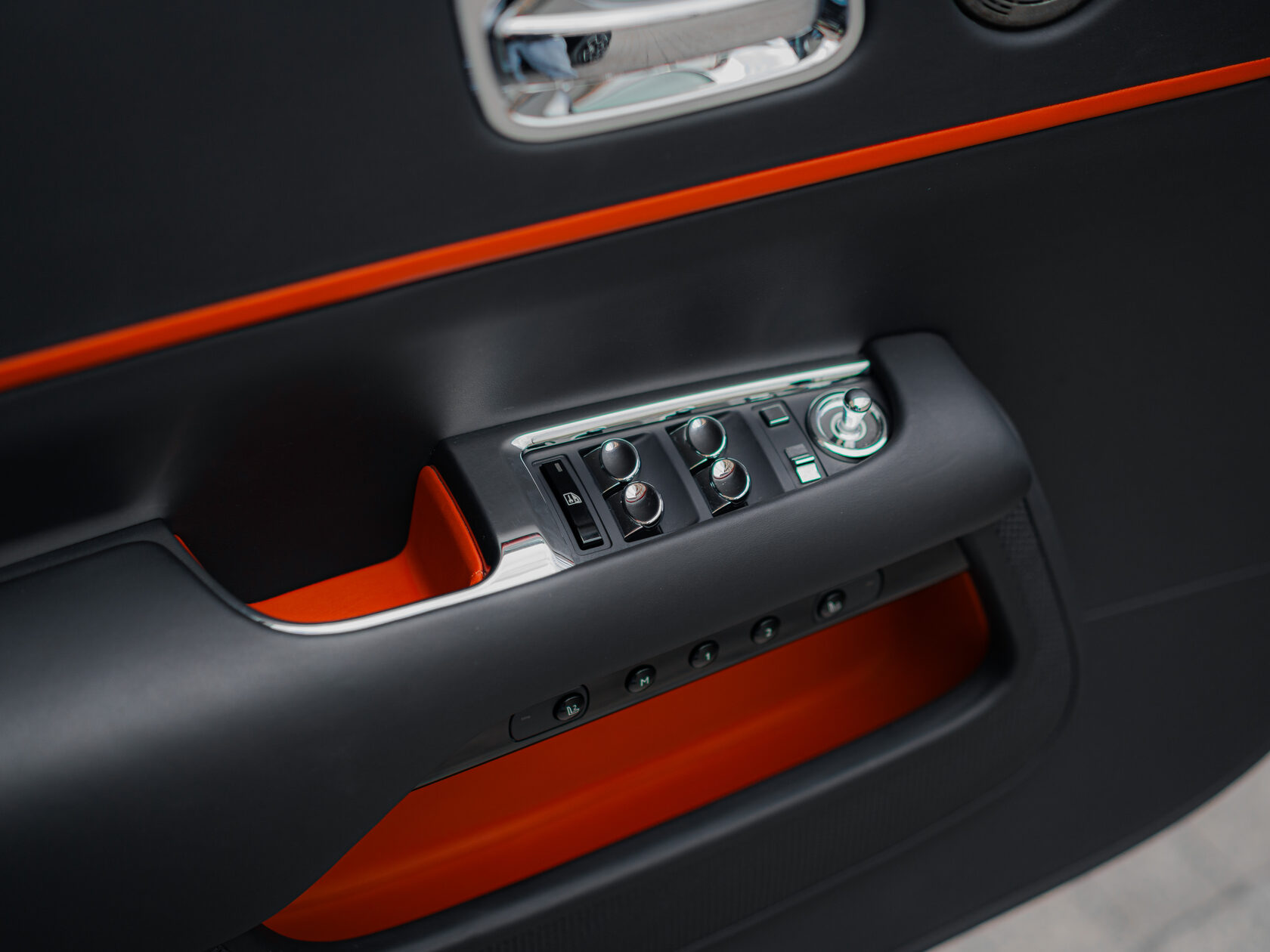 Rolls-Royce Black Badge Adamas  <br>Чёрный/Красный
