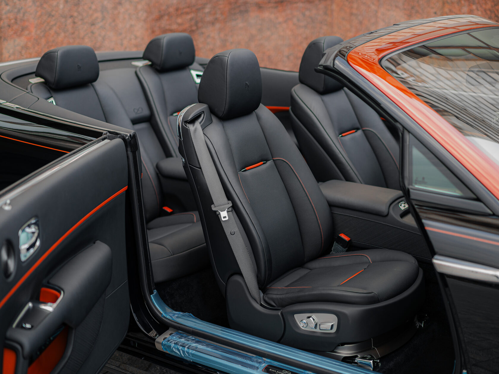 Rolls-Royce Black Badge Adamas  <br>Чёрный/Красный