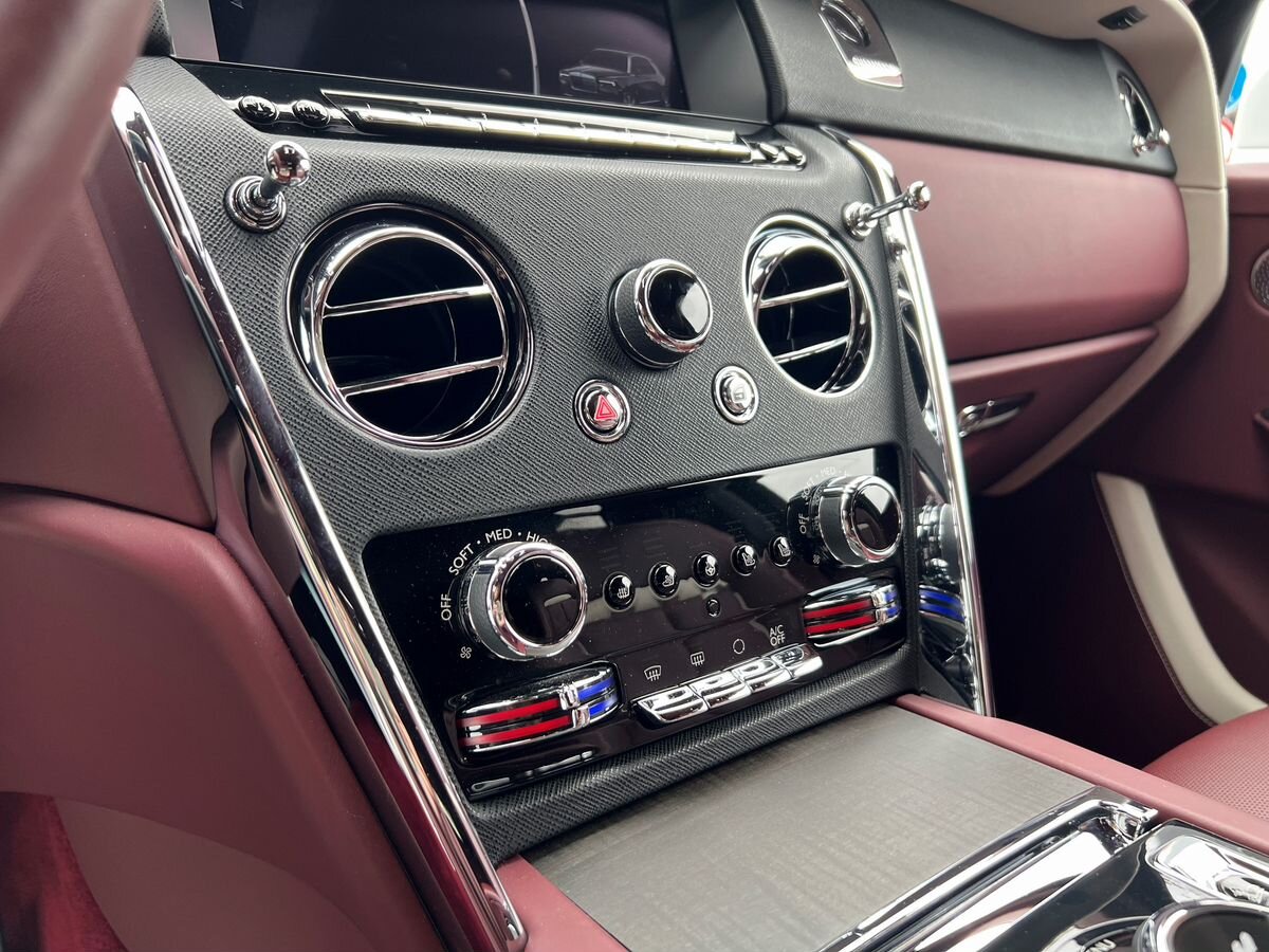 Rolls-Royce Cullinan  <br>Белый