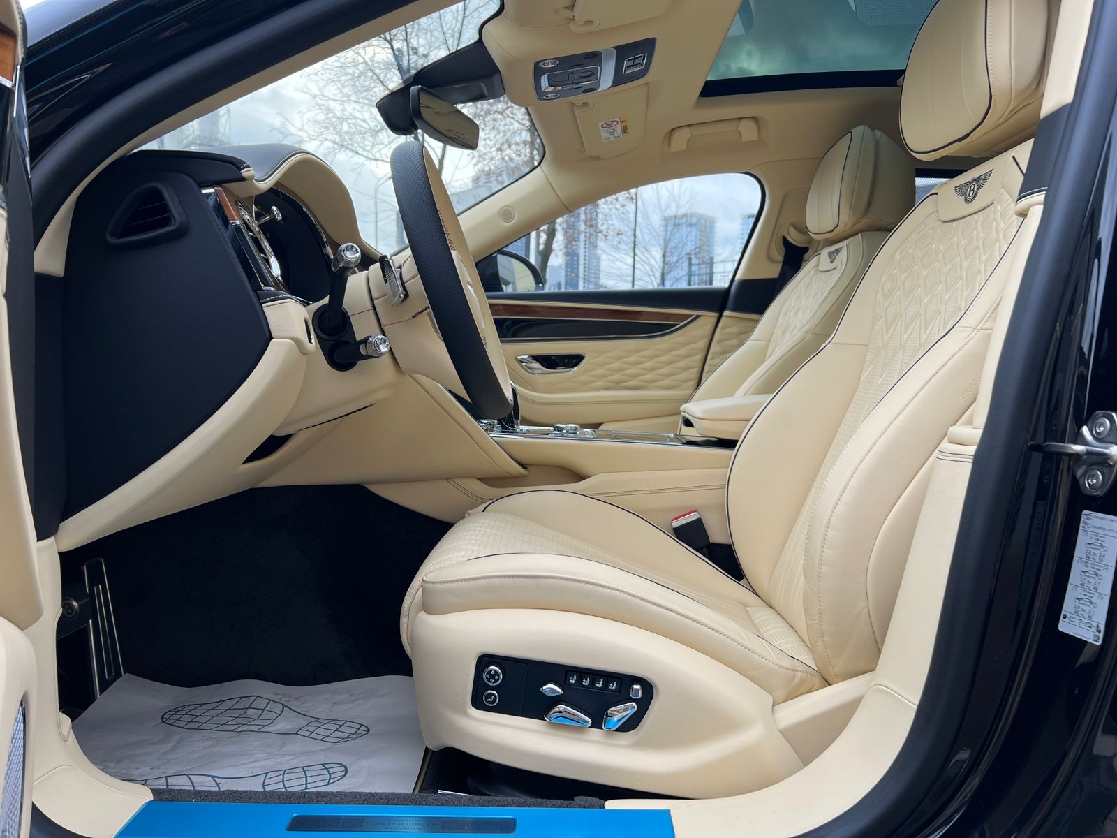 Rolls-Royce Flying Spur W12 2025 год <br>Черный металлик Beluga