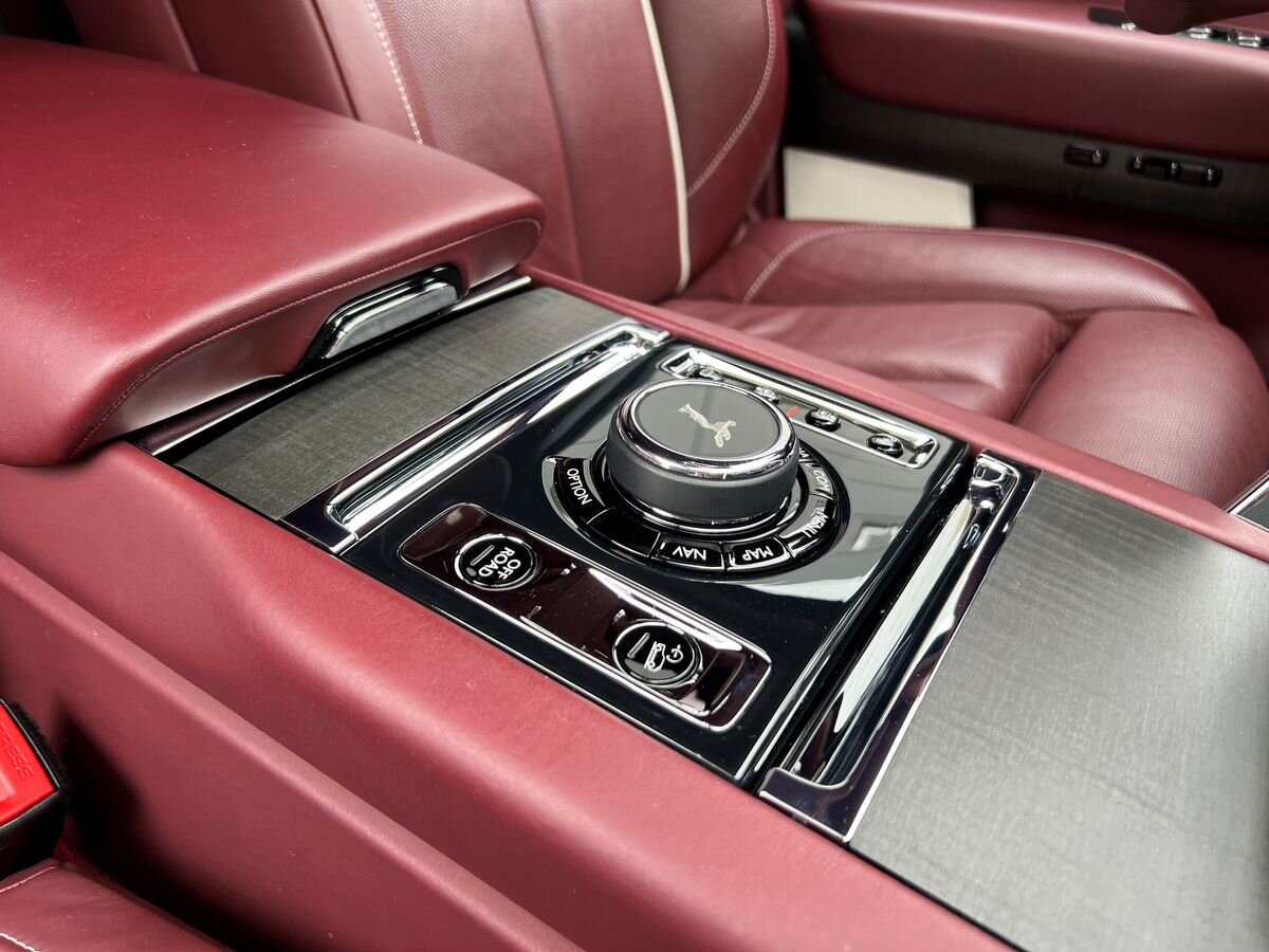Rolls-Royce Cullinan  <br>Белый