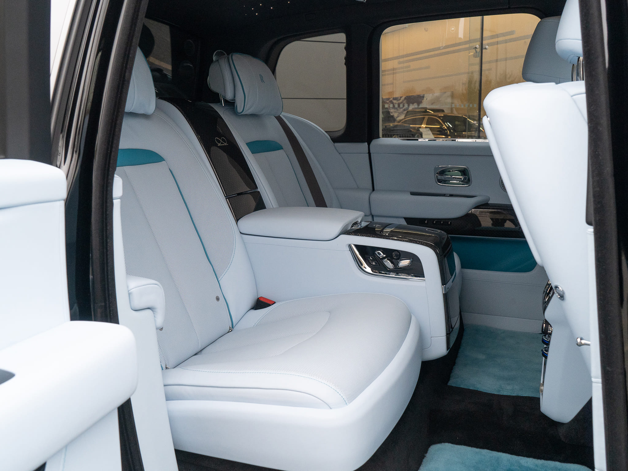 Rolls-Royce Cullinan Black Badge  <br>Diamond Black