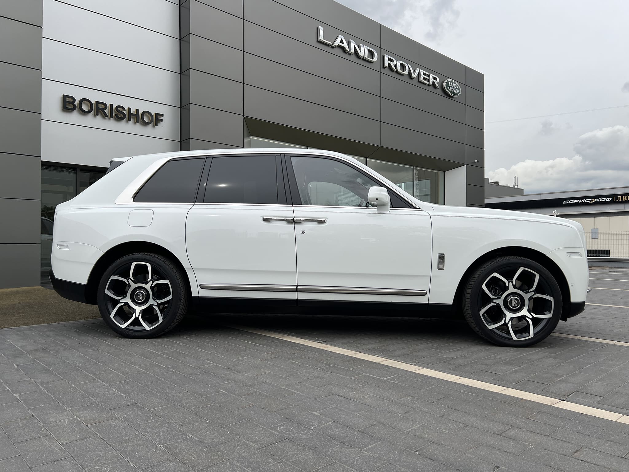 Rolls-Royce Cullinan 2019 год <br>Arctic White / Белый металлик