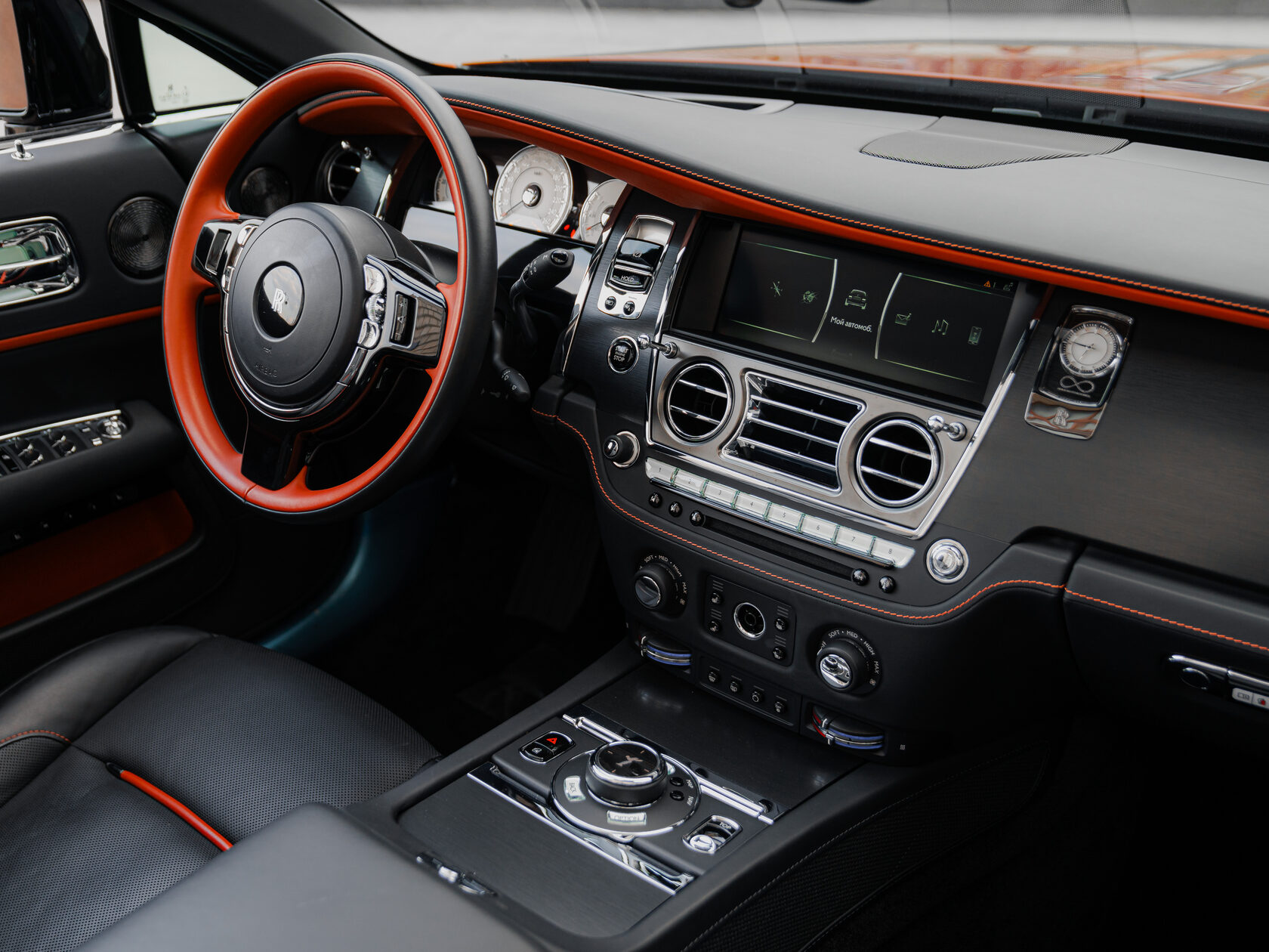 Rolls-Royce Black Badge Adamas  <br>Чёрный/Красный