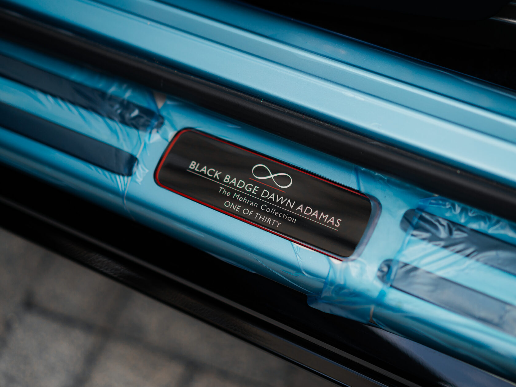 Rolls-Royce Black Badge Adamas  <br>Чёрный/Красный