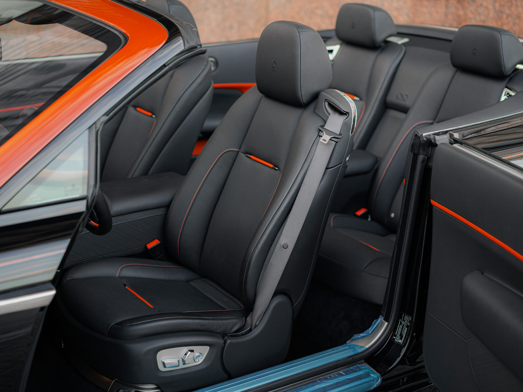 Rolls-Royce Black Badge Adamas  <br>Чёрный/Красный