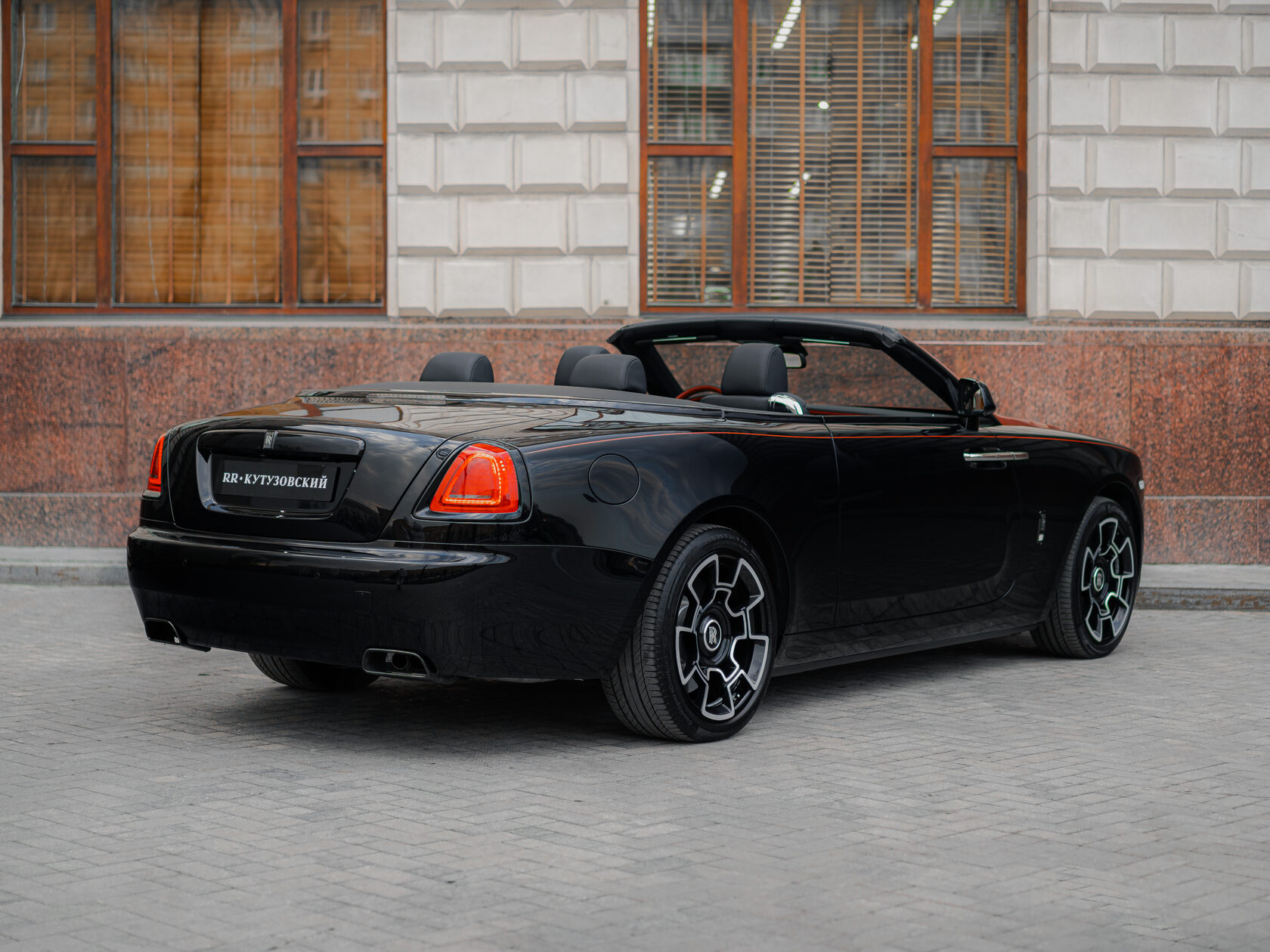 Rolls-Royce Black Badge Adamas  <br>Чёрный/Красный