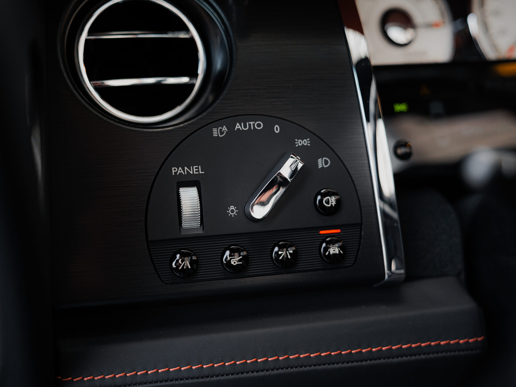 Rolls-Royce Black Badge Adamas  <br>Чёрный/Красный