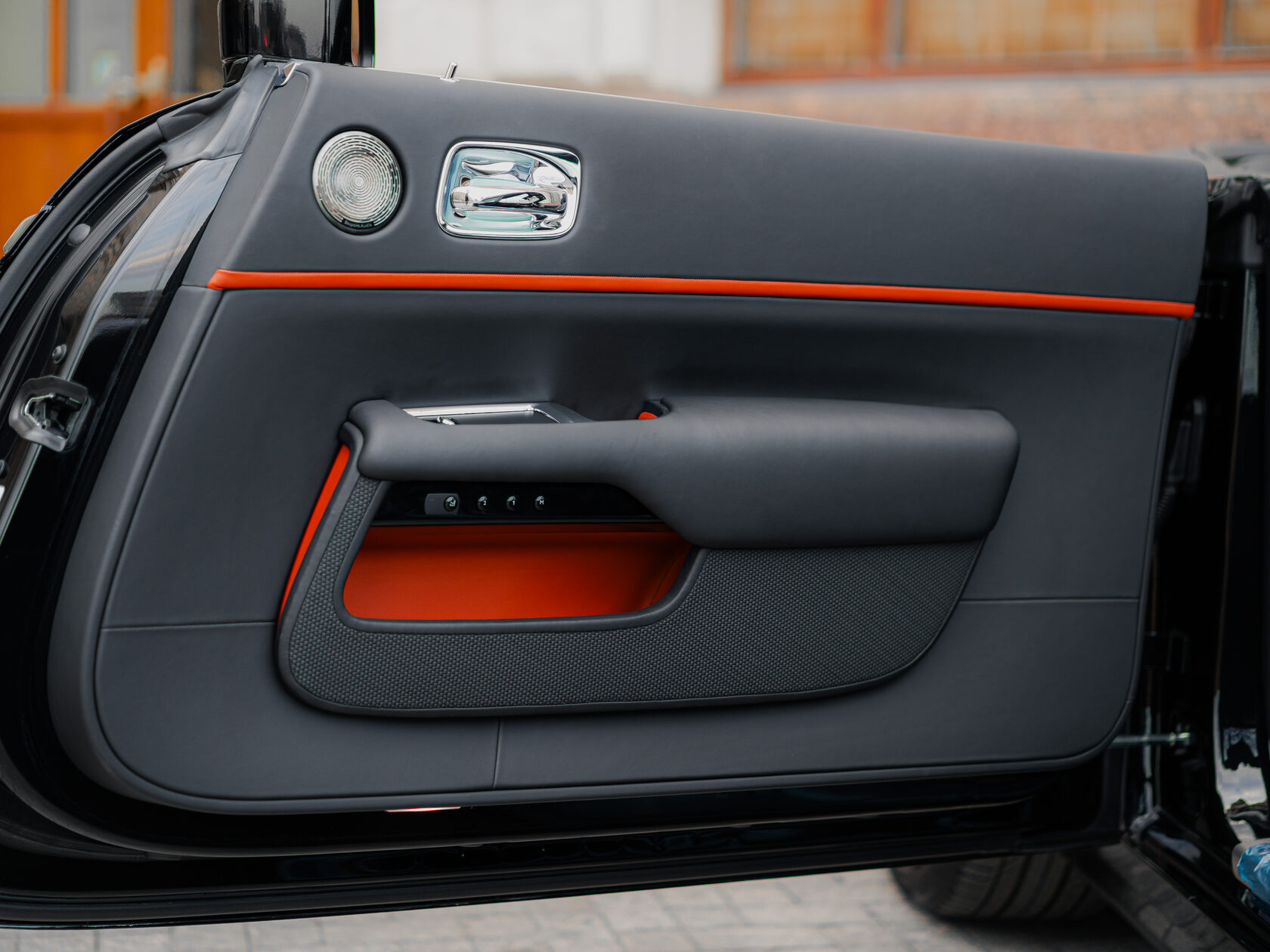 Rolls-Royce Black Badge Adamas  <br>Чёрный/Красный