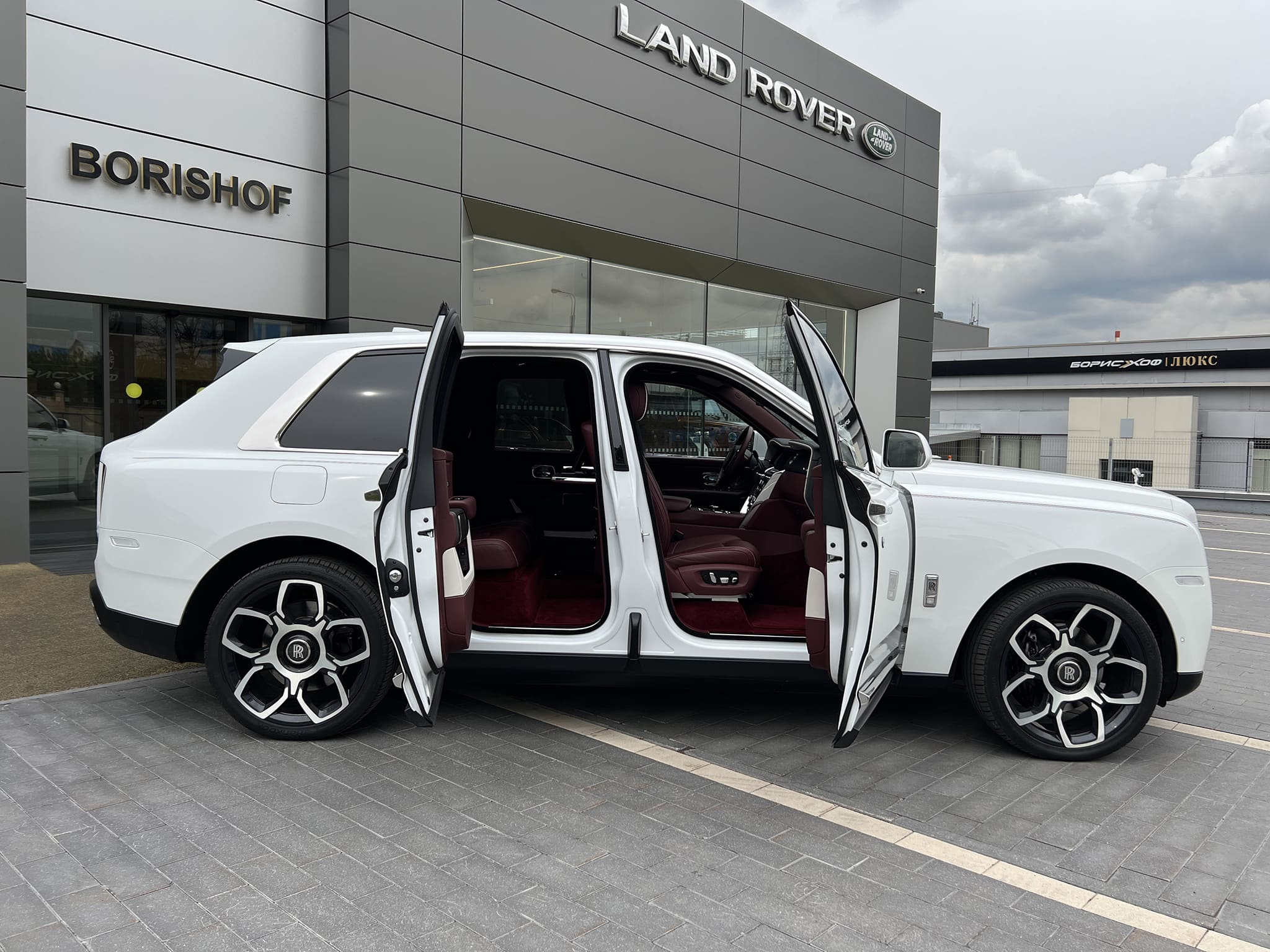 Rolls-Royce Cullinan 2019 год <br>Arctic White / Белый металлик