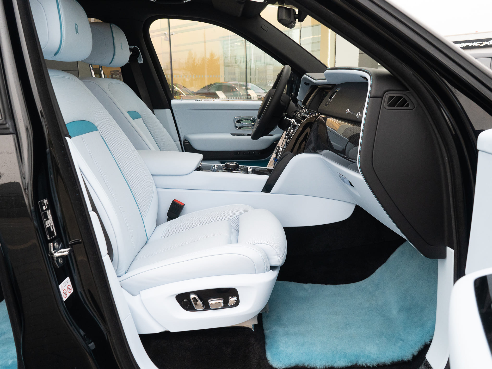 Rolls-Royce Cullinan Black Badge  <br>Diamond Black