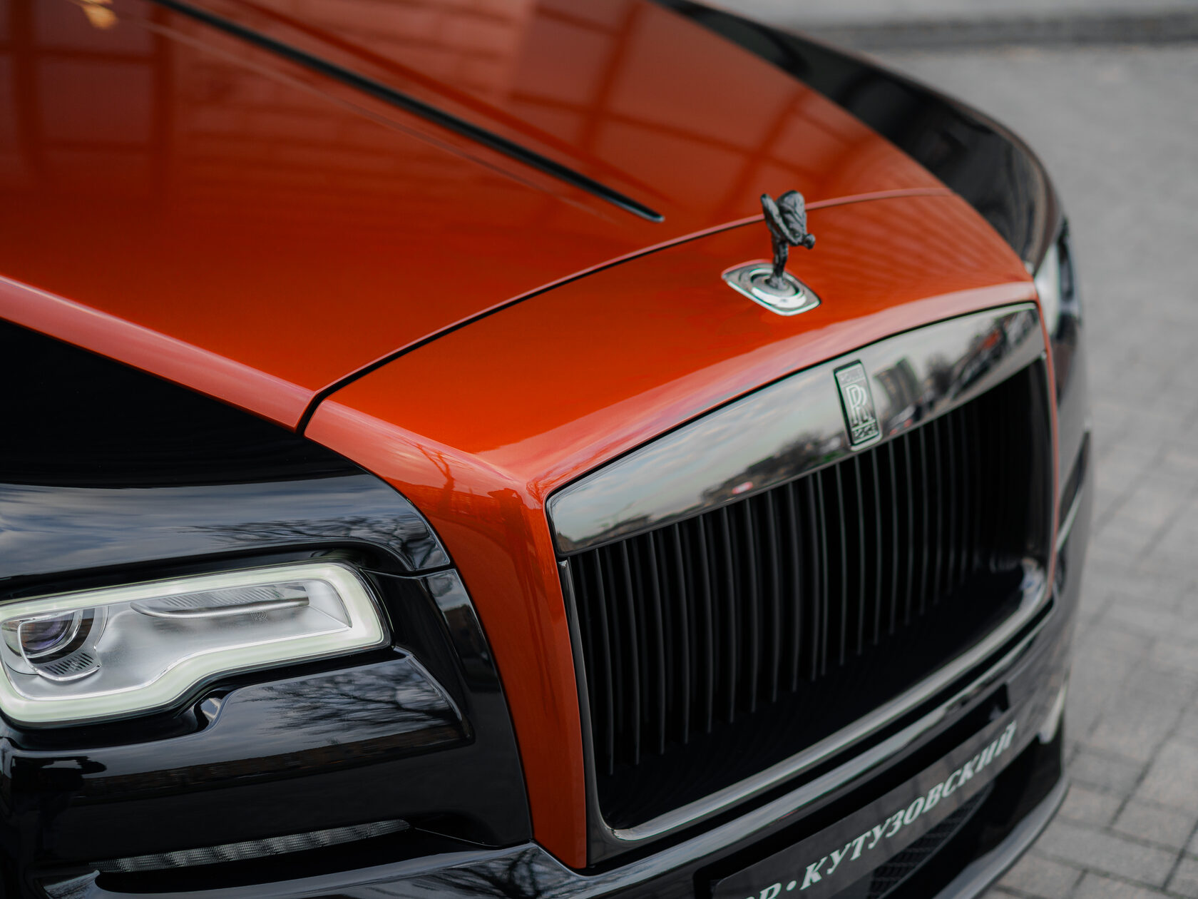 Rolls-Royce Black Badge Adamas  <br>Чёрный/Красный