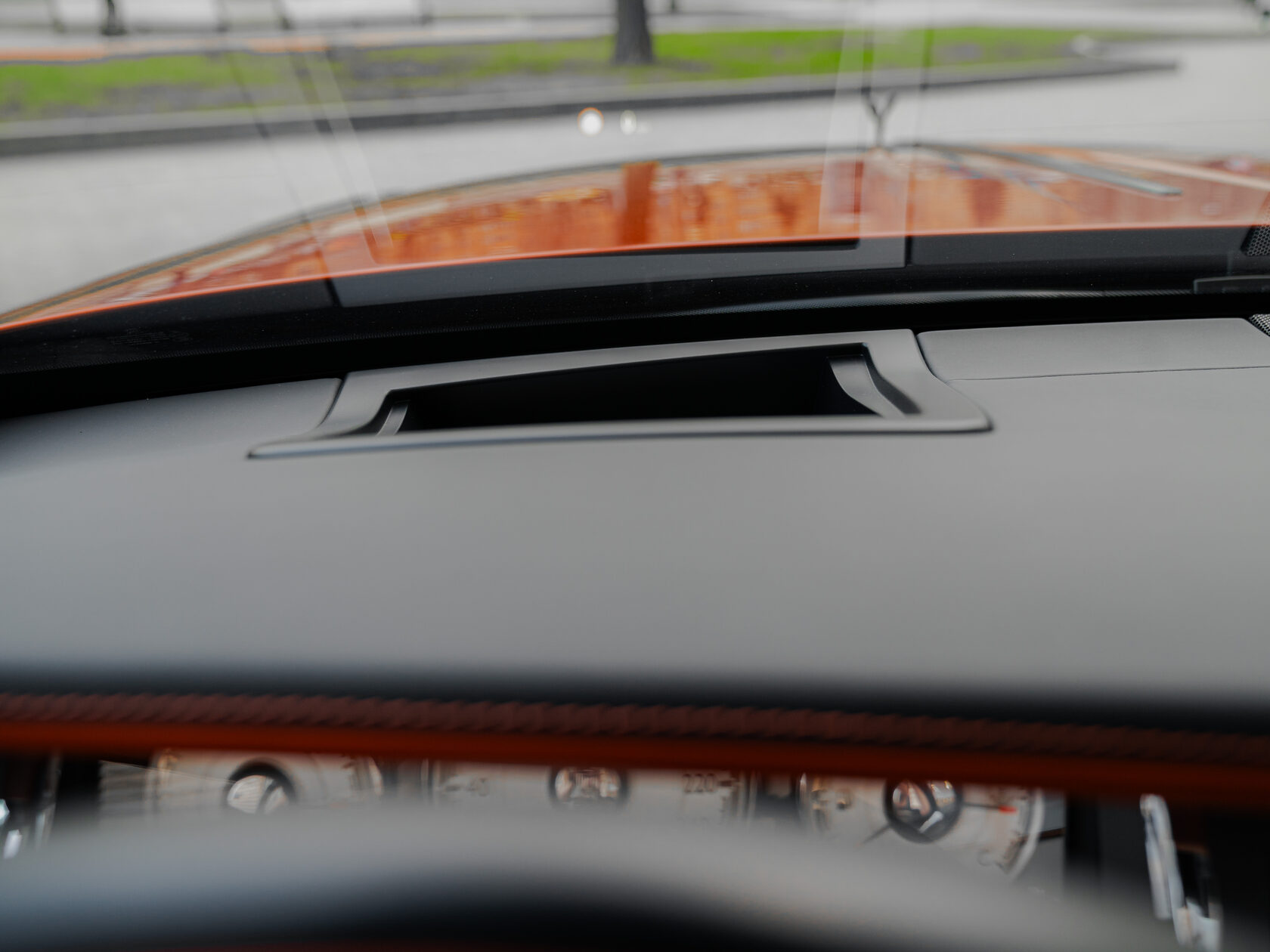 Rolls-Royce Black Badge Adamas  <br>Чёрный/Красный