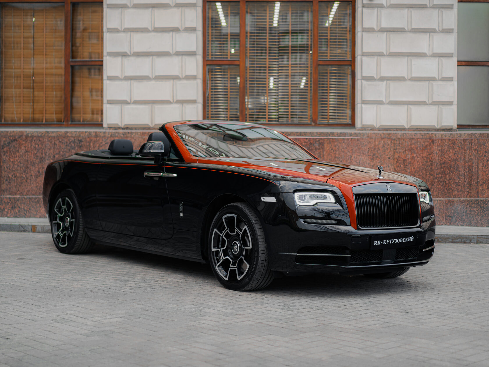 Rolls-Royce Black Badge Adamas  <br>Чёрный/Красный