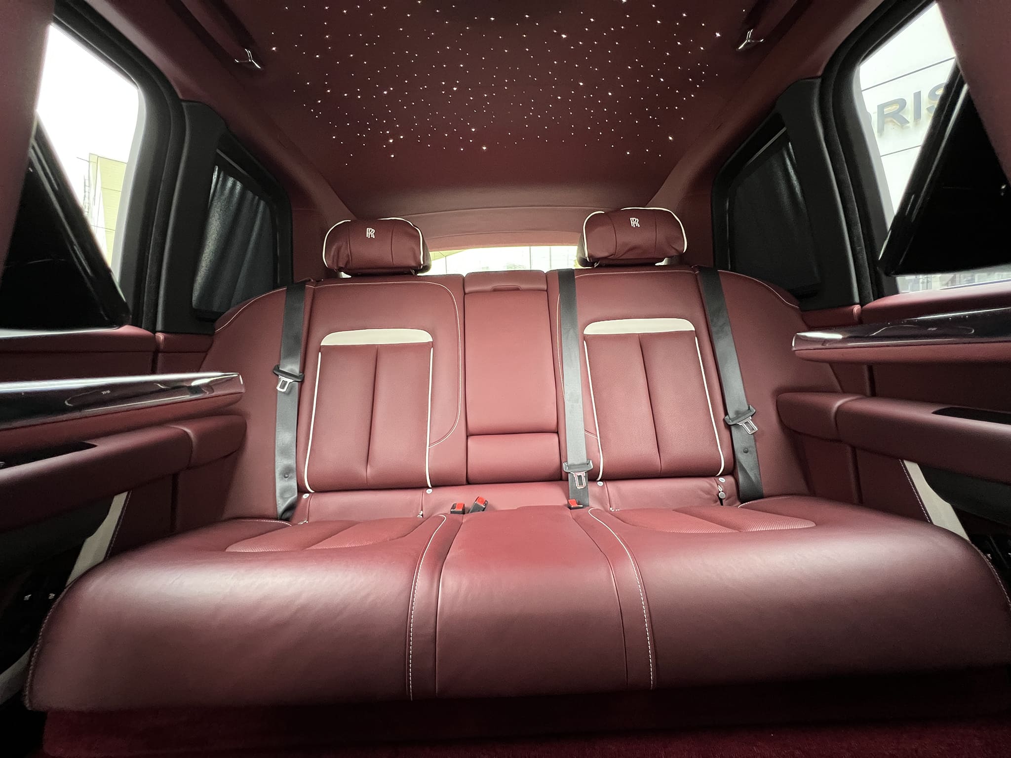 Rolls-Royce Cullinan 2019 год <br>Arctic White / Белый металлик
