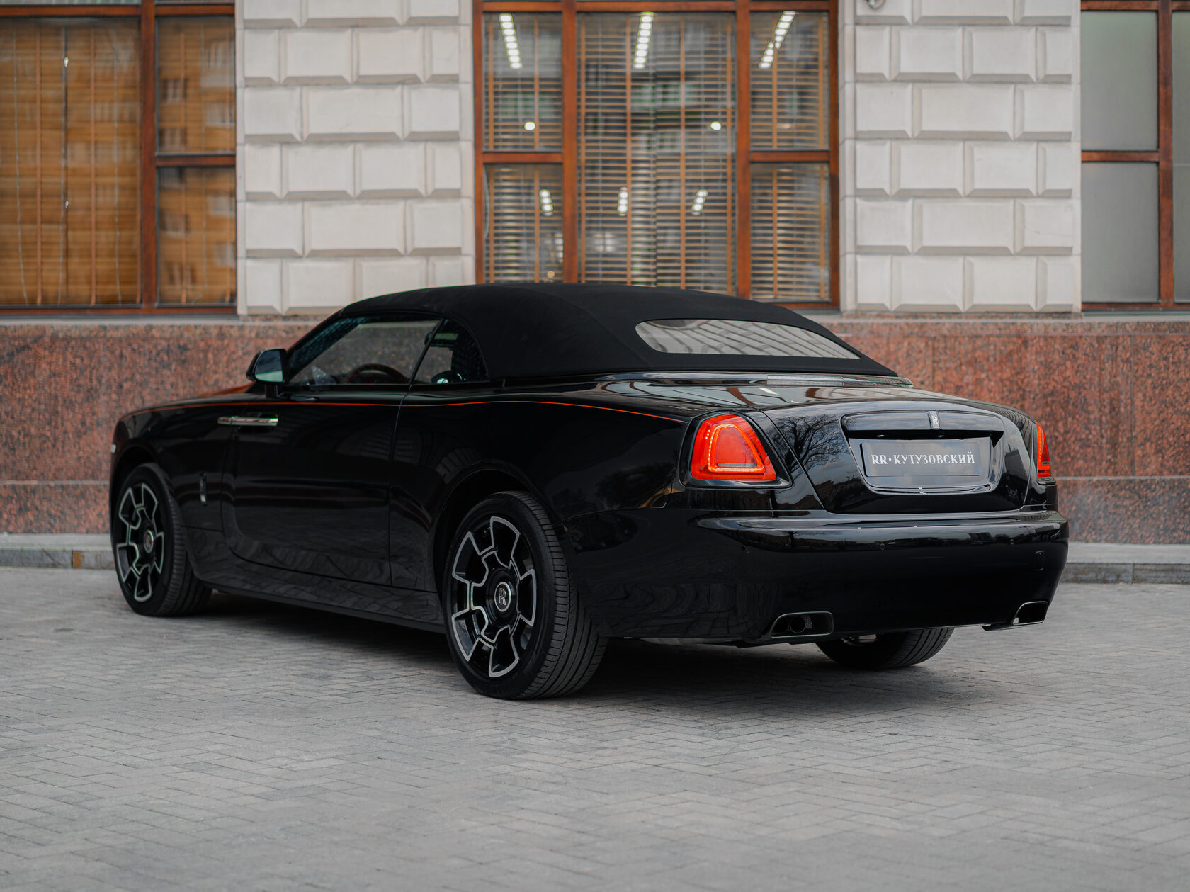 Rolls-Royce Black Badge Adamas  <br>Чёрный/Красный