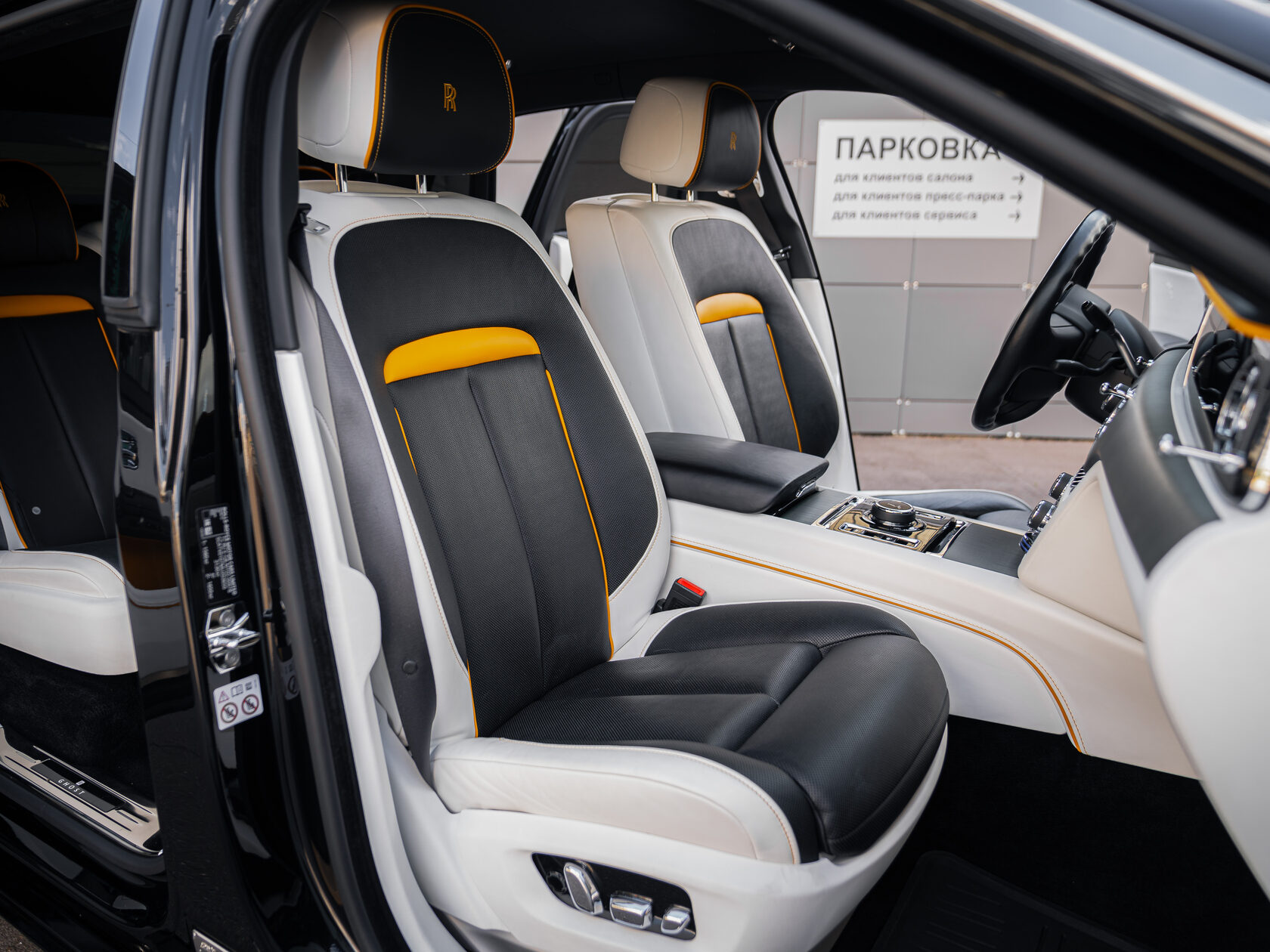 Rolls-Royce Ghost  <br>Diamond Black 