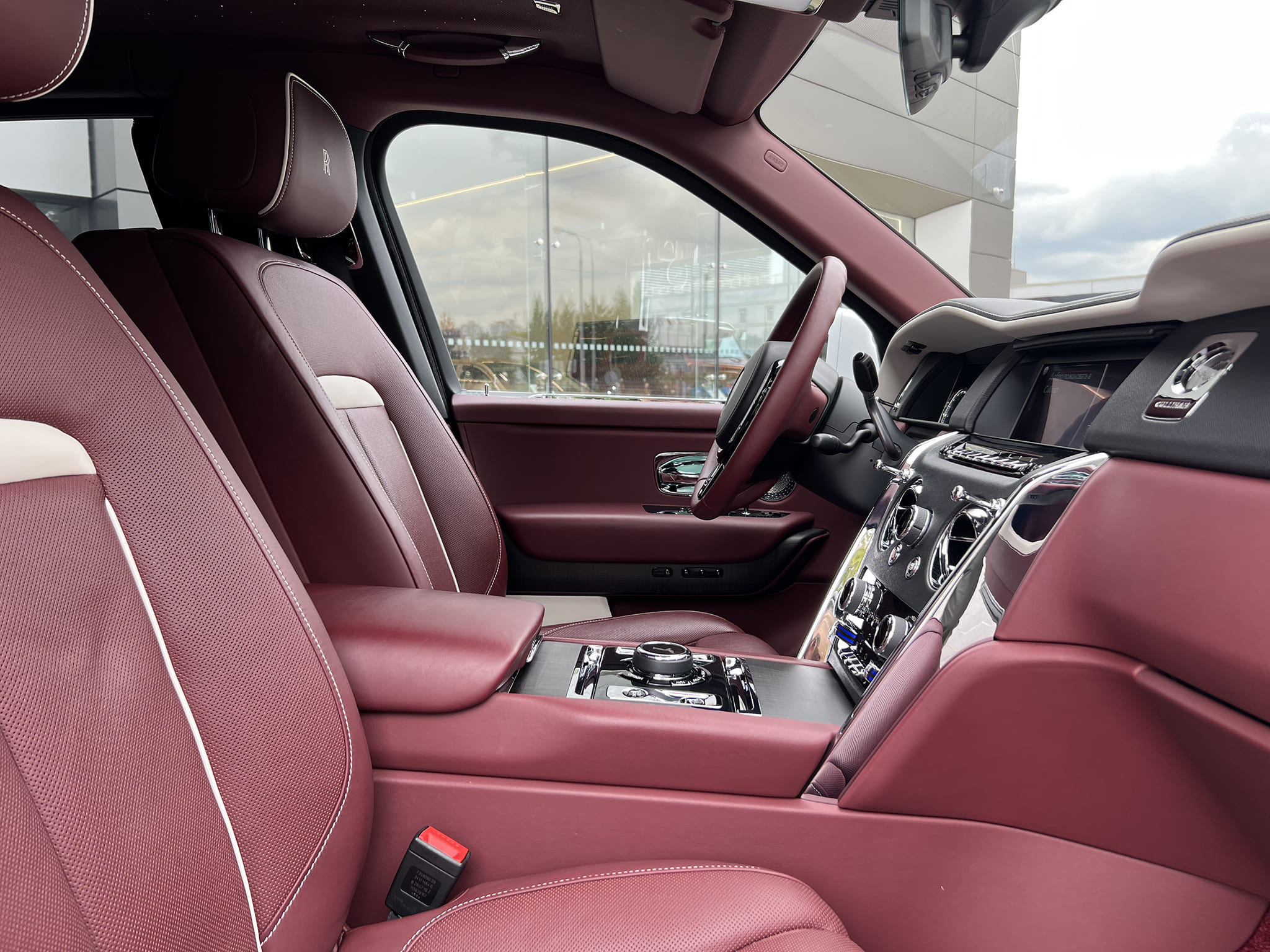 Rolls-Royce Cullinan 2019 год <br>Arctic White / Белый металлик