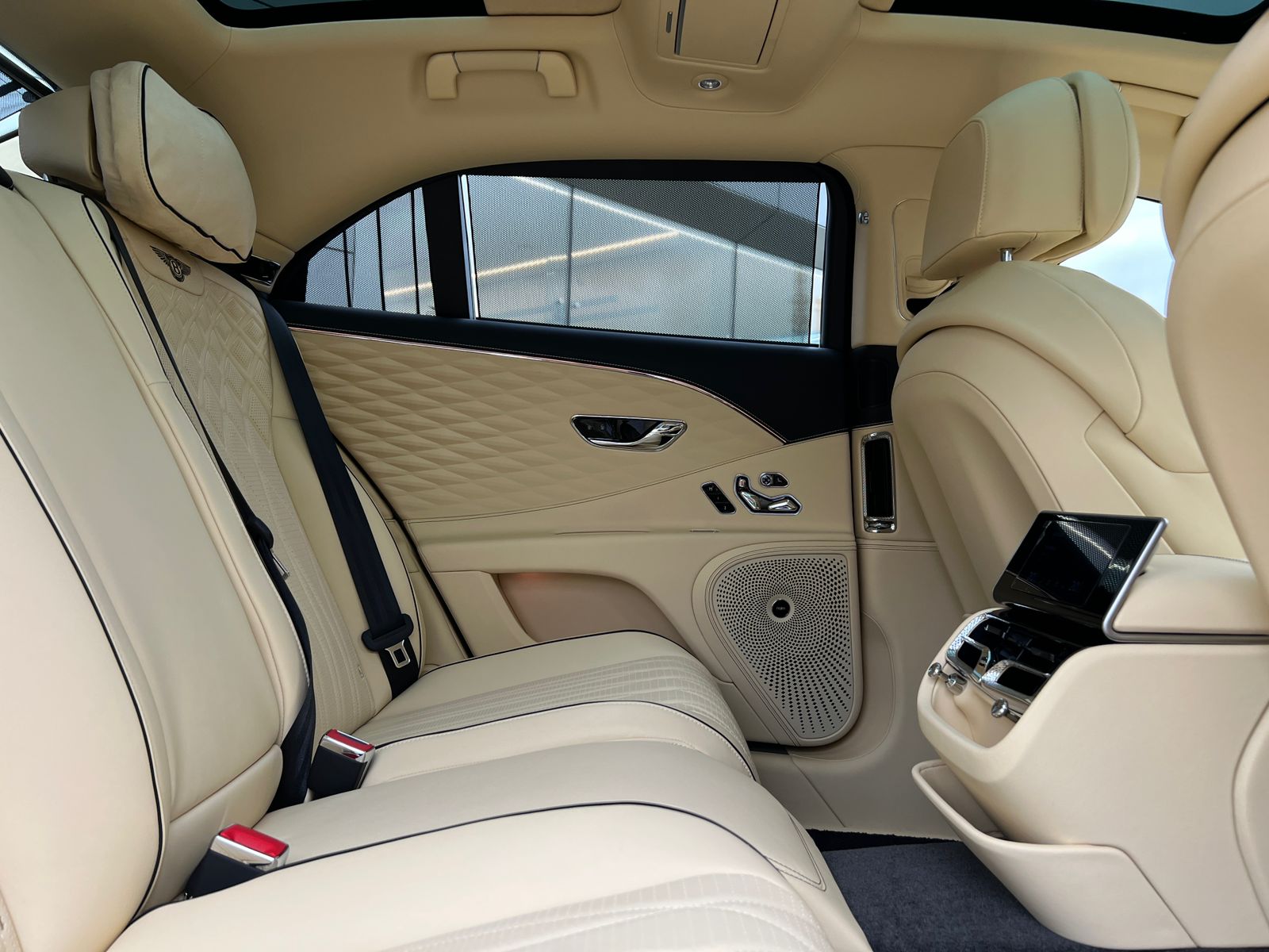 Rolls-Royce Flying Spur W12 2025 год <br>Черный металлик Beluga