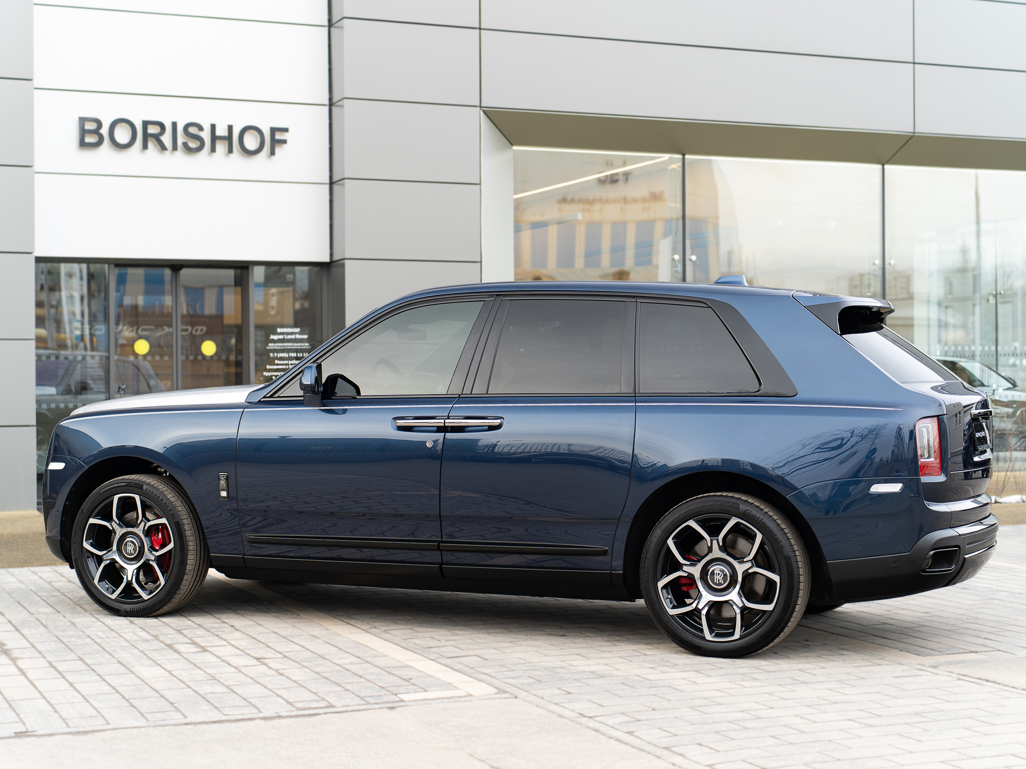 Rolls-Royce Cullinan Black Badge 2021 год <br>Темно-синий Maiden Blue Metallic Commissioned Collection