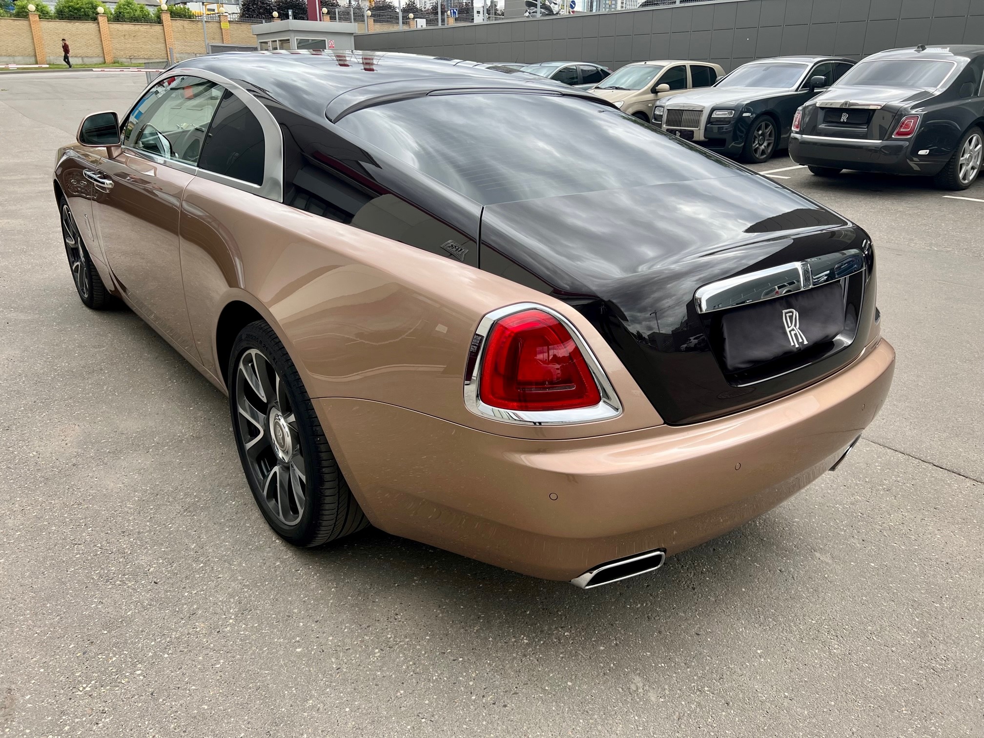 Rolls-Royce Wraith 2019 год <br>Petra Gold/ Smokey Quartz 