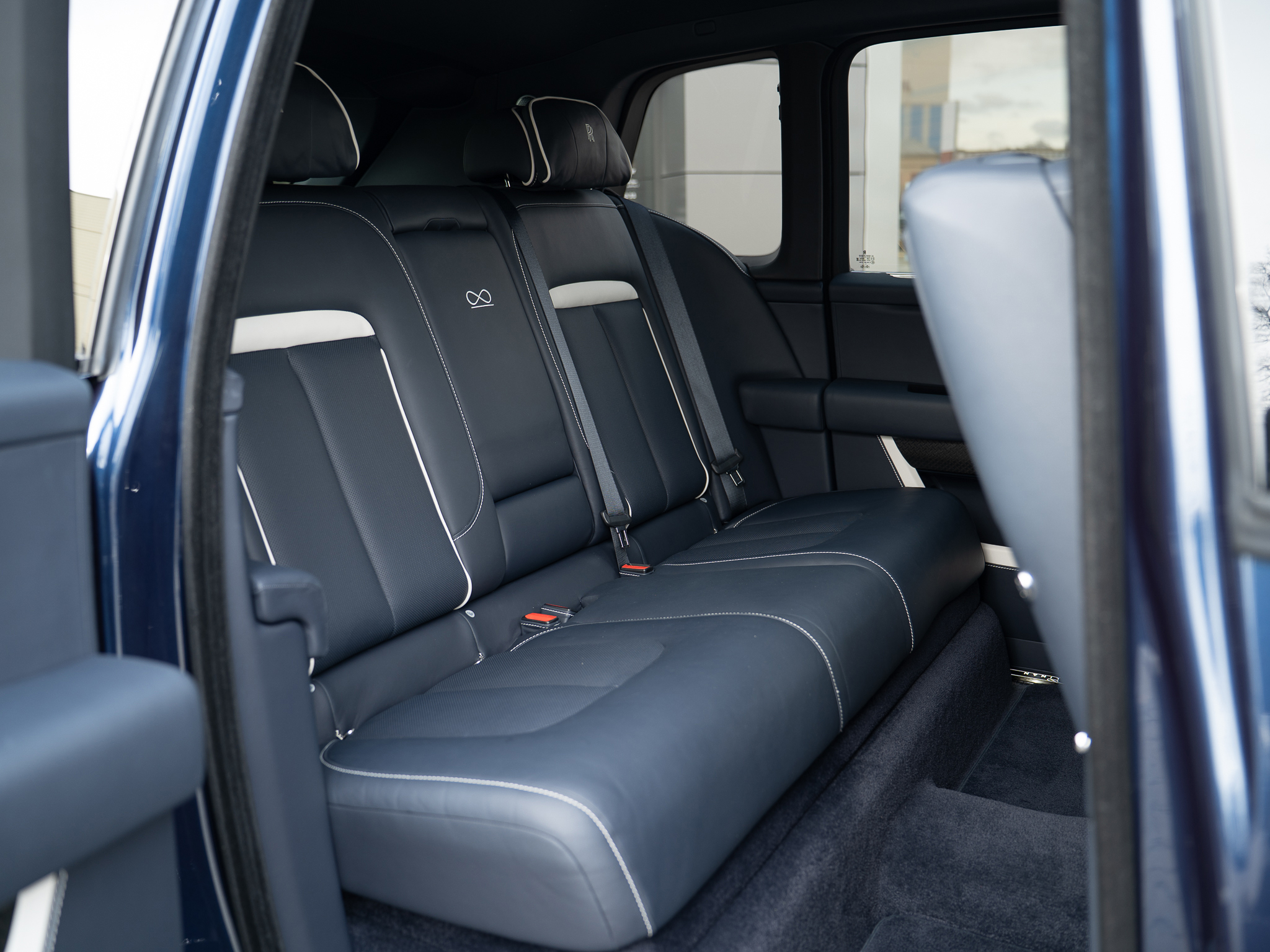 Rolls-Royce Cullinan Black Badge 2021 год <br>Темно-синий Maiden Blue Metallic Commissioned Collection
