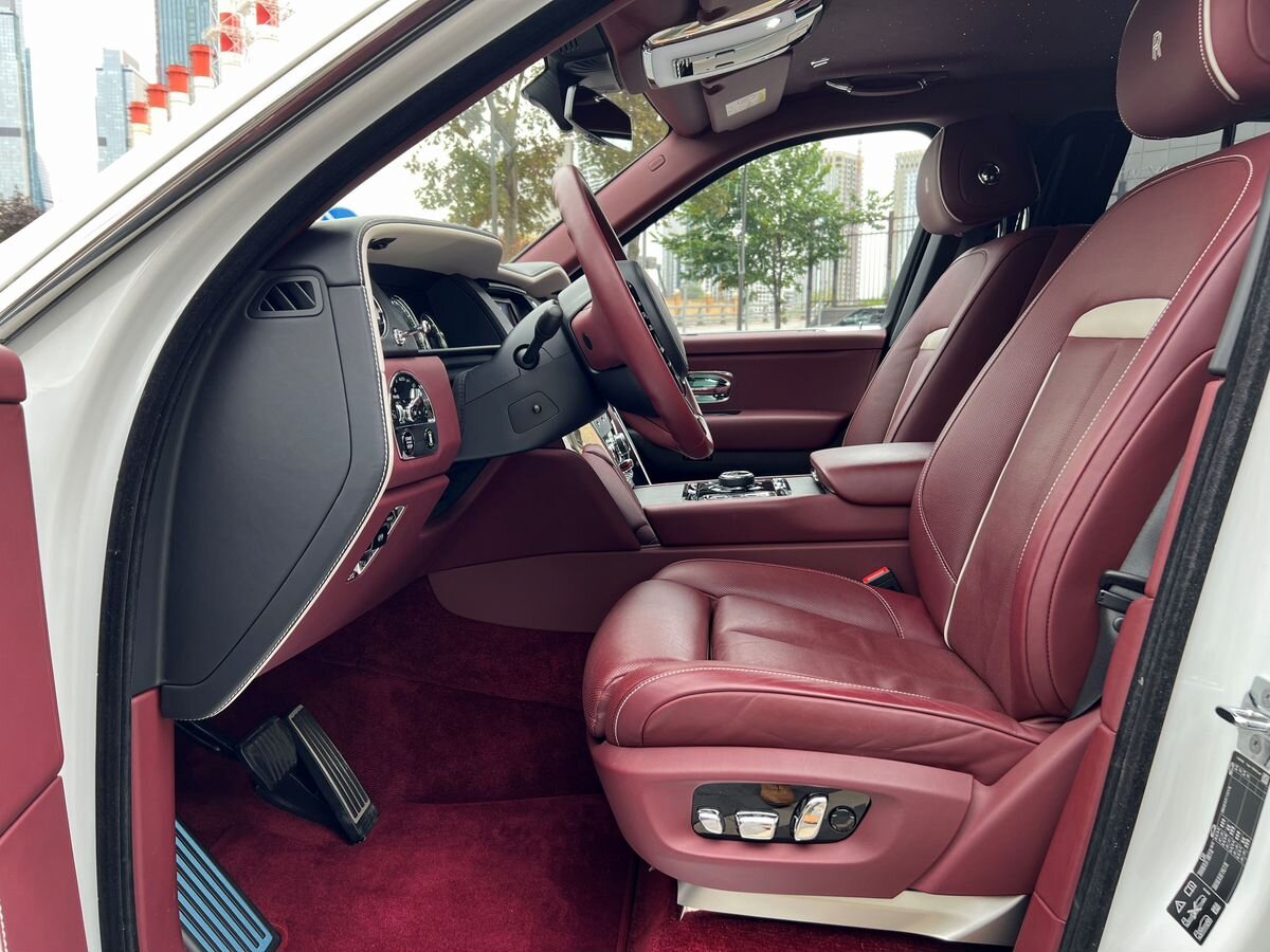 Rolls-Royce Cullinan  <br>Белый