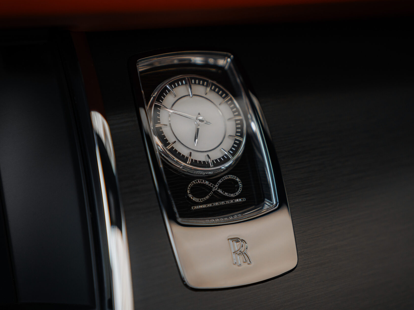 Rolls-Royce Black Badge Adamas  <br>Чёрный/Красный