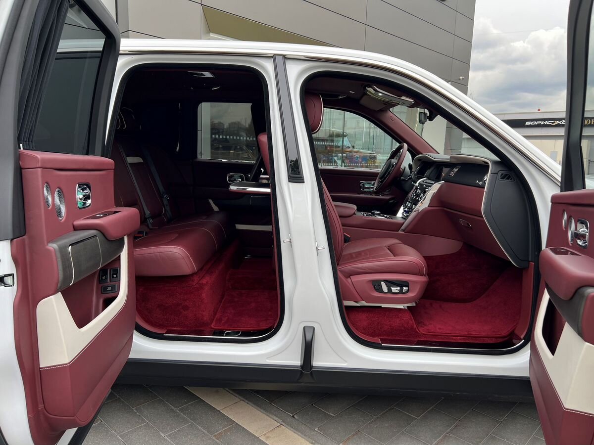 Rolls-Royce Cullinan  <br>Белый