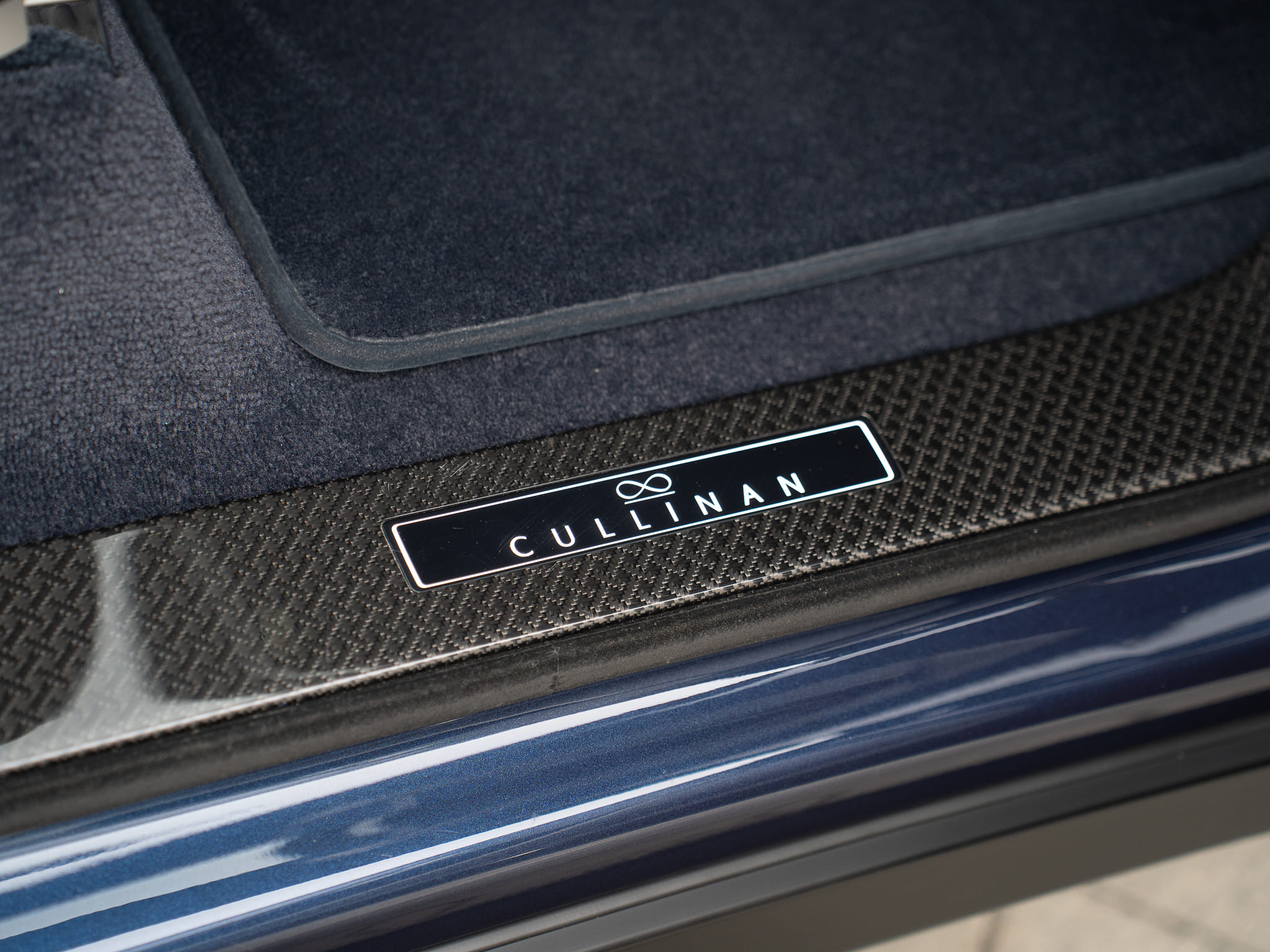 Rolls-Royce Cullinan Black Badge 2021 год <br>Темно-синий Maiden Blue Metallic Commissioned Collection