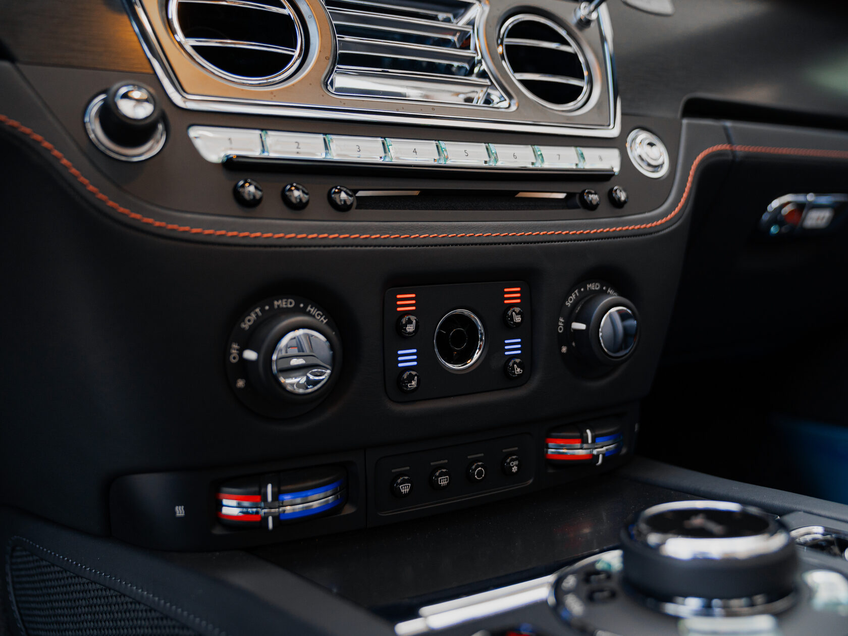 Rolls-Royce Black Badge Adamas  <br>Чёрный/Красный