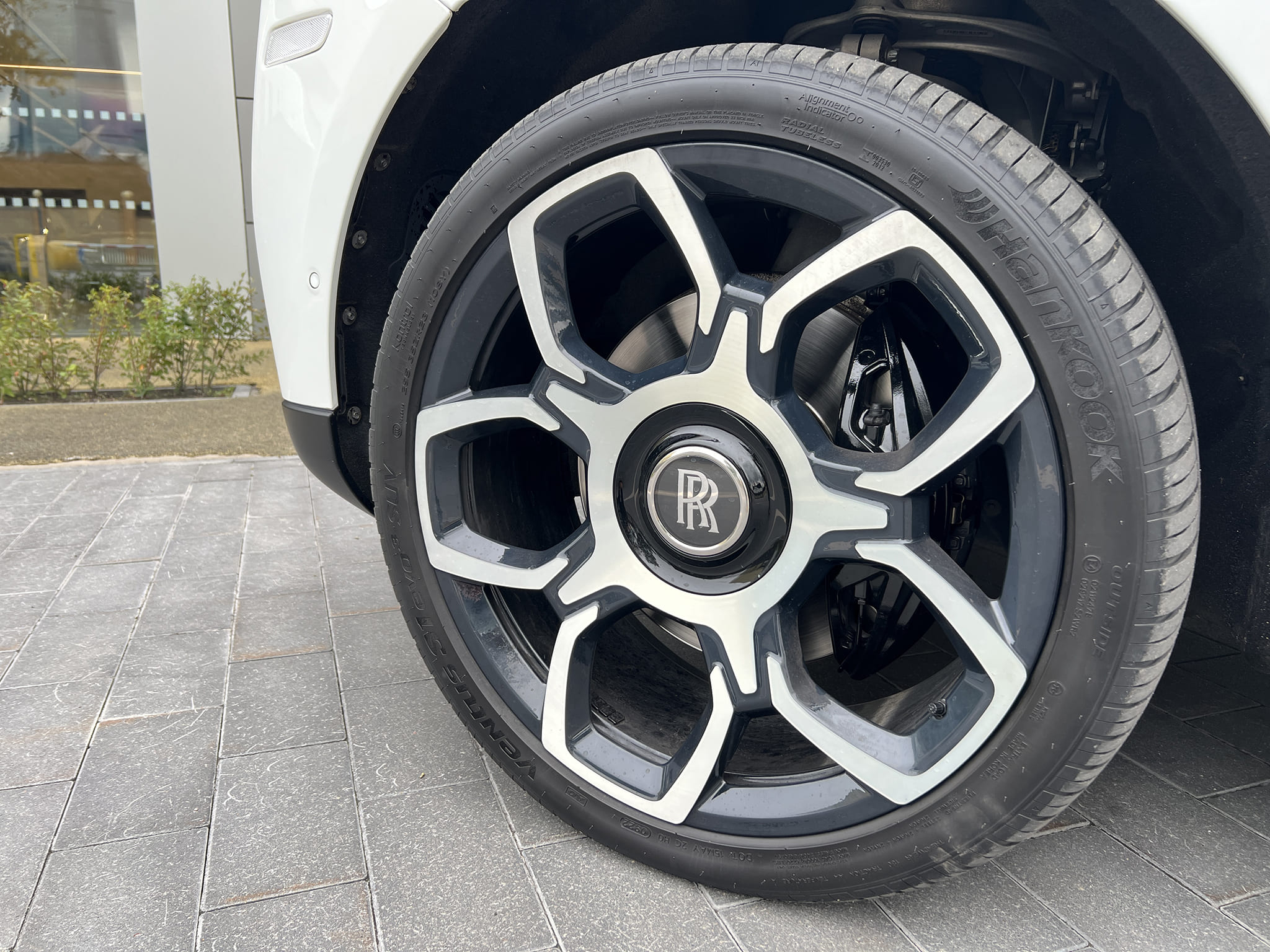 Rolls-Royce Cullinan 2019 год <br>Arctic White / Белый металлик