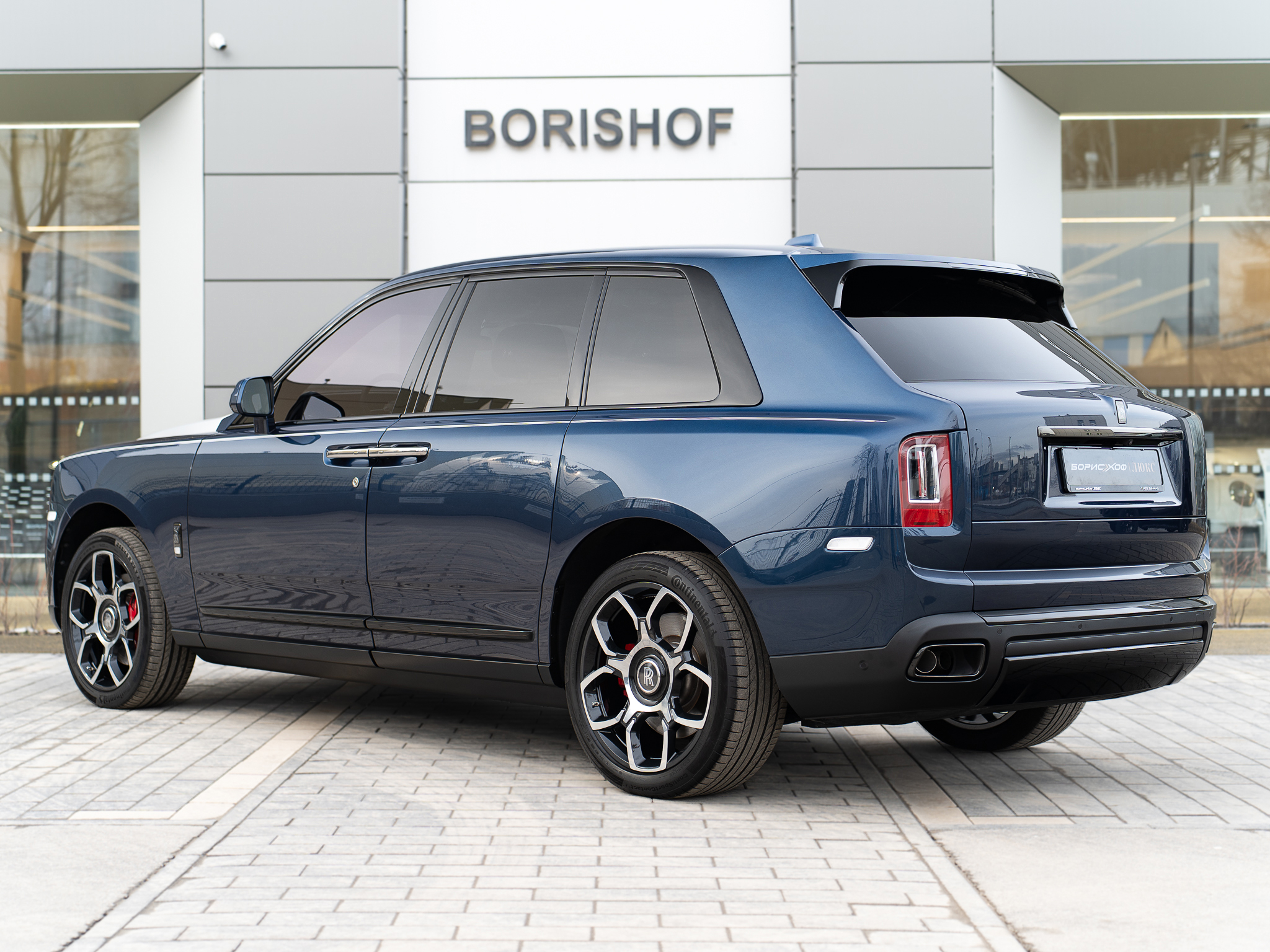 Rolls-Royce Cullinan Black Badge 2021 год <br>Темно-синий Maiden Blue Metallic Commissioned Collection