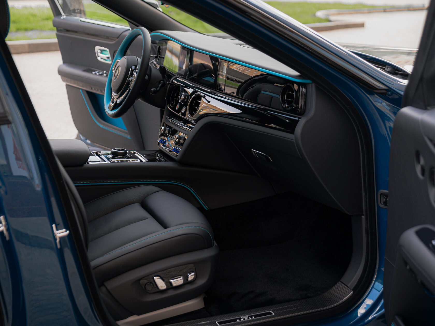 Rolls-Royce Ghost Black Badge Series II  <br>Mustique Blue 