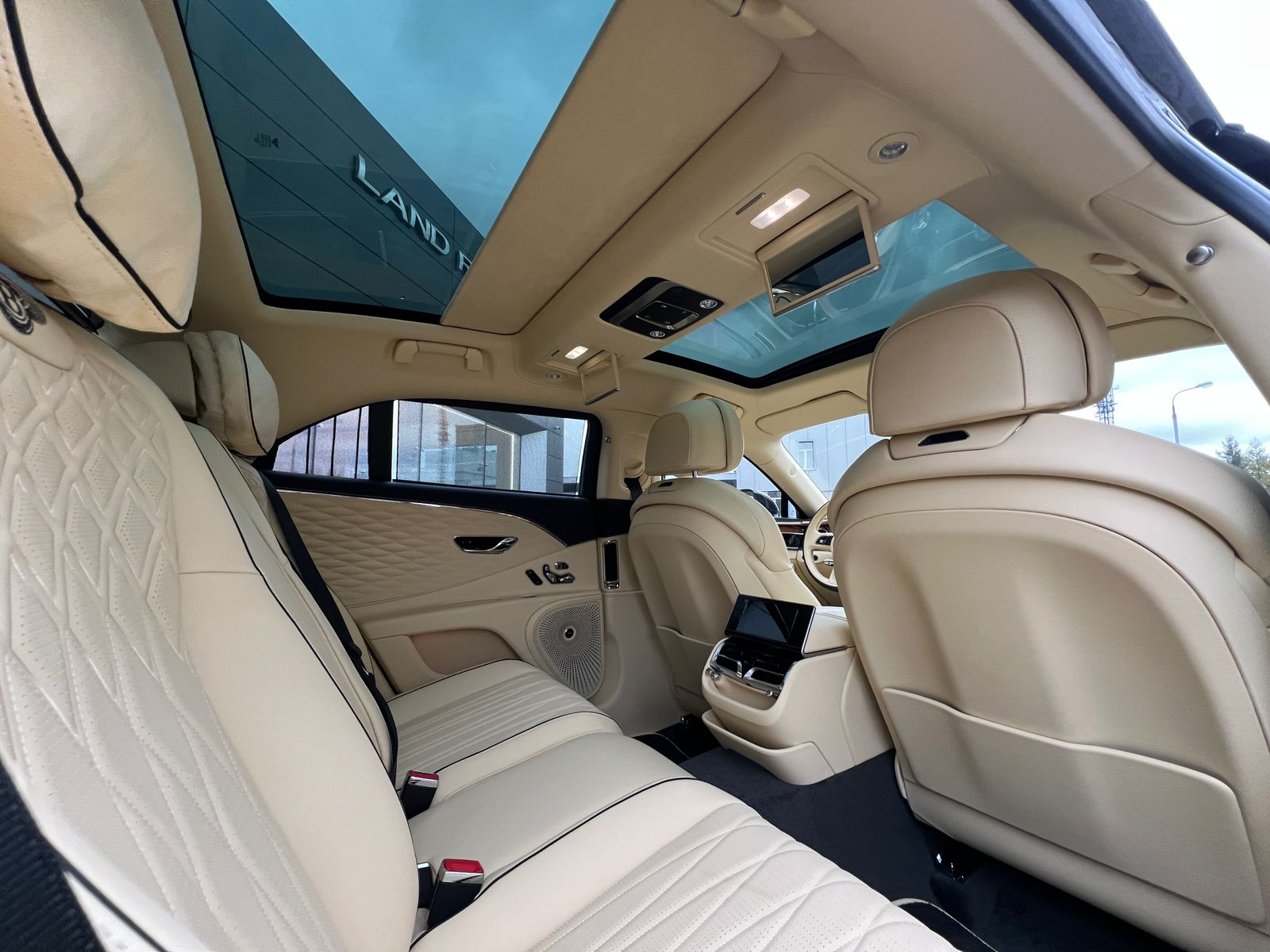 Rolls-Royce Flying Spur W12 2025 год <br>Черный металлик Beluga