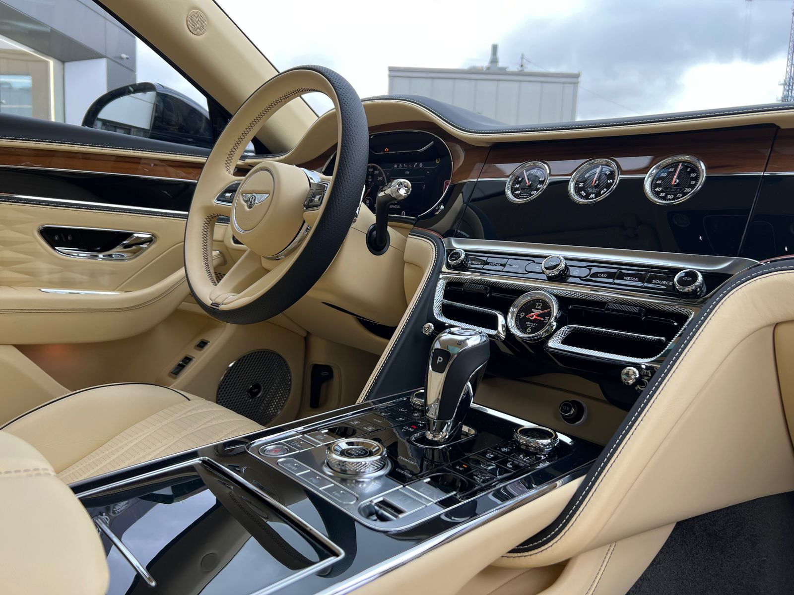 Rolls-Royce Flying Spur W12 2025 год <br>Черный металлик Beluga