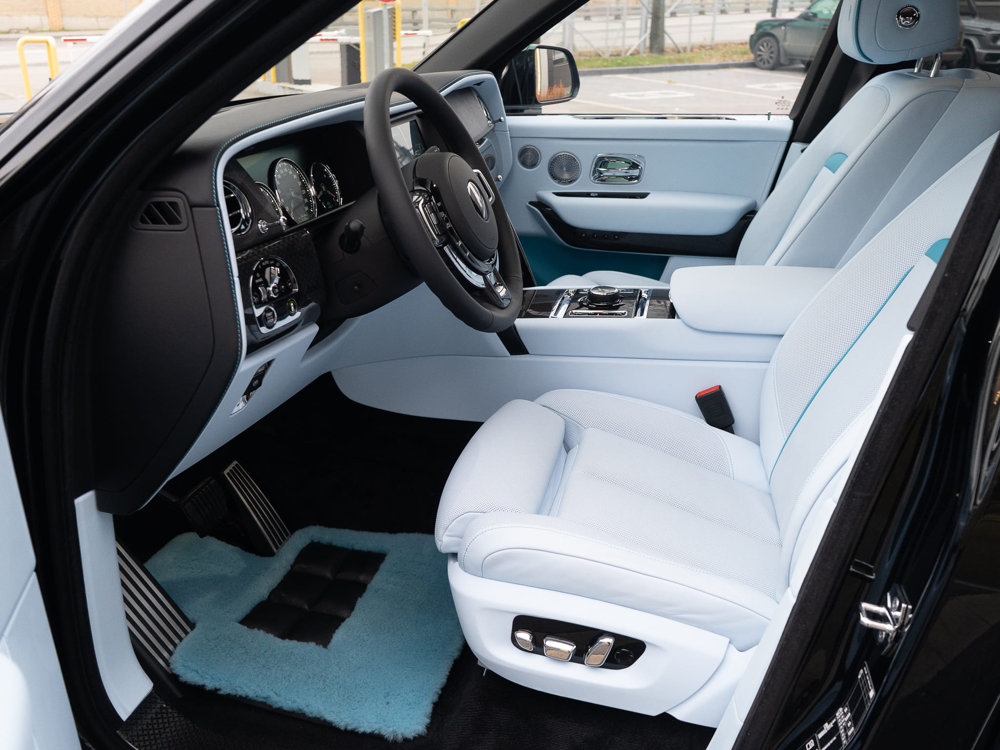 Rolls-Royce Cullinan Black Badge  <br>Diamond Black