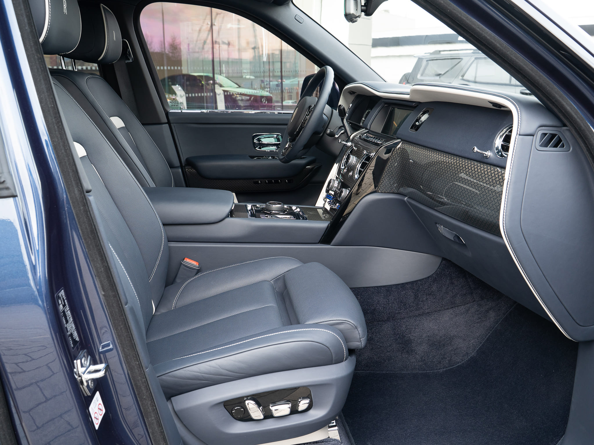 Rolls-Royce Cullinan Black Badge 2021 год <br>Темно-синий Maiden Blue Metallic Commissioned Collection