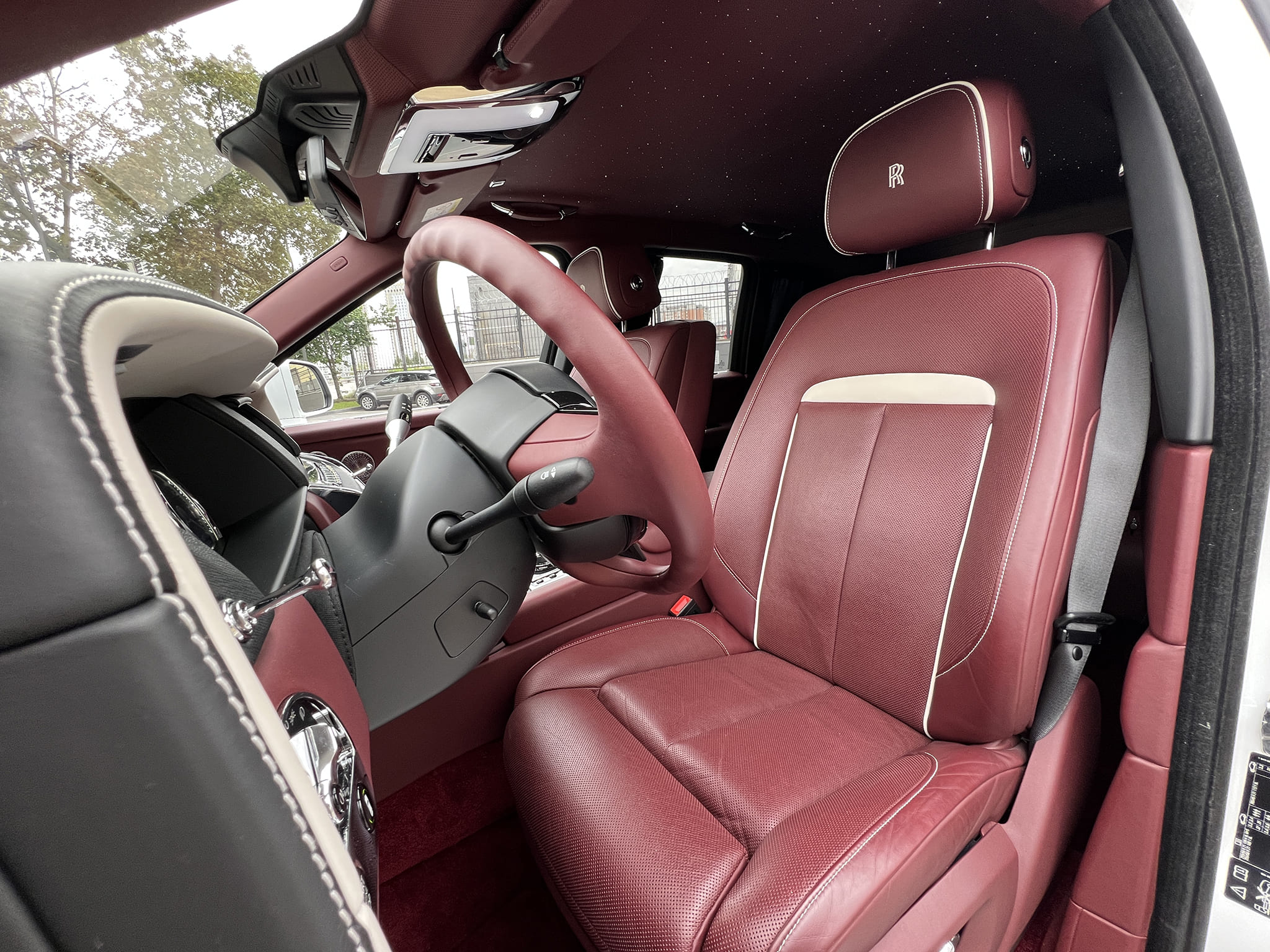 Rolls-Royce Cullinan 2019 год <br>Arctic White / Белый металлик